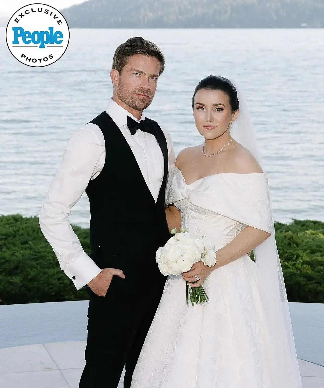 Our stunning bride @bianca.pattani 👰&zwj;♀️ featured in @people !! 
.
Face by @laceofface 😘
.
Hair by @strandappeal 💁🏼&zwj;♀️
.
Photo 📸 by @rubenandsandra 
#Wedding #earthlybeauty #earthlybeautybar #cda #cdaidaho #idaho #idahome #idahostylist #h