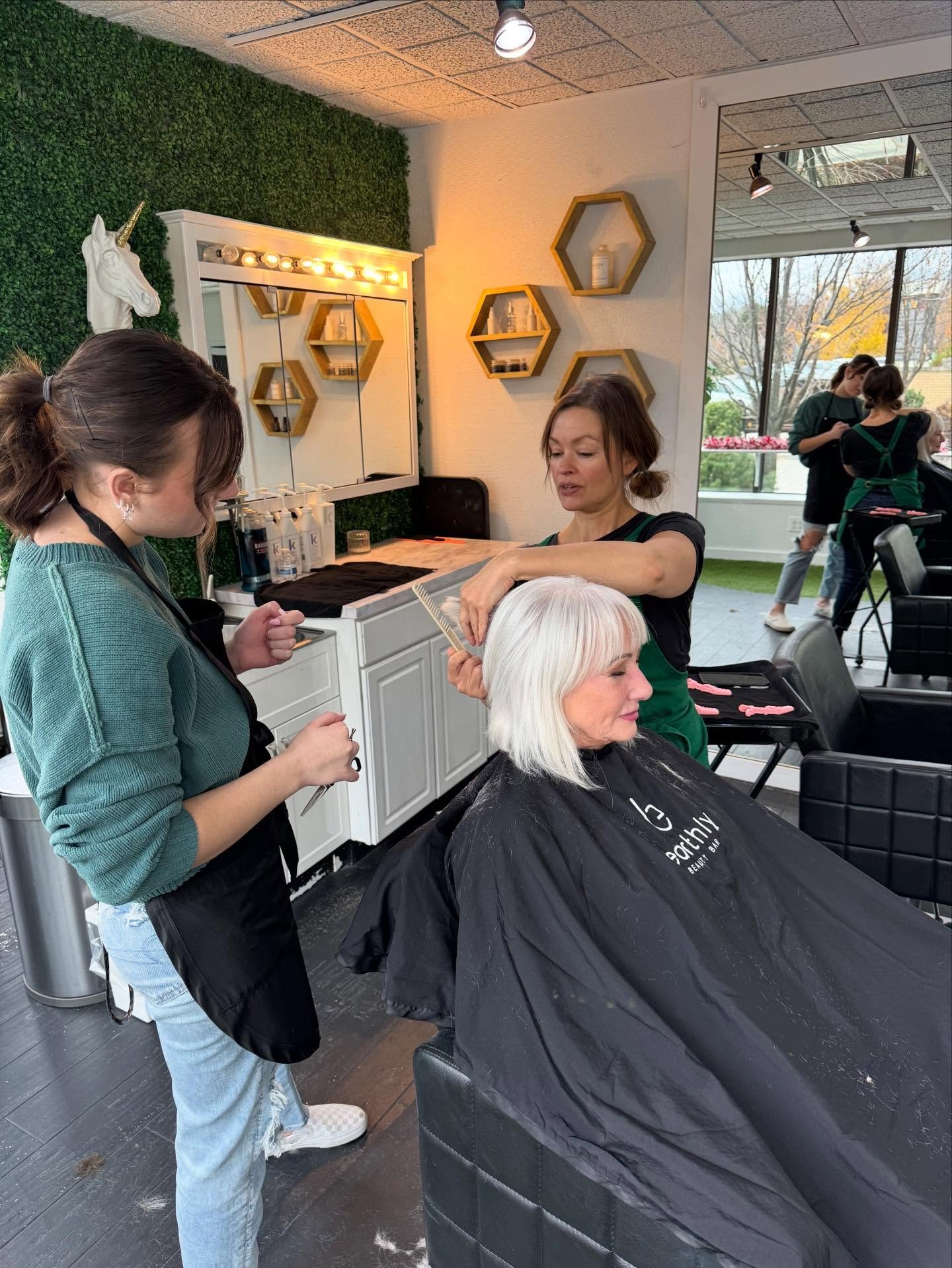 Bekah takes every opportunity she can get to continue learning and growing as a hairstylist, and thank you @strandappeal  for being the best mentor for her! 
@hairbybekah.cda 

#hairstylist #cdasalon #earthlybeautybar #salon