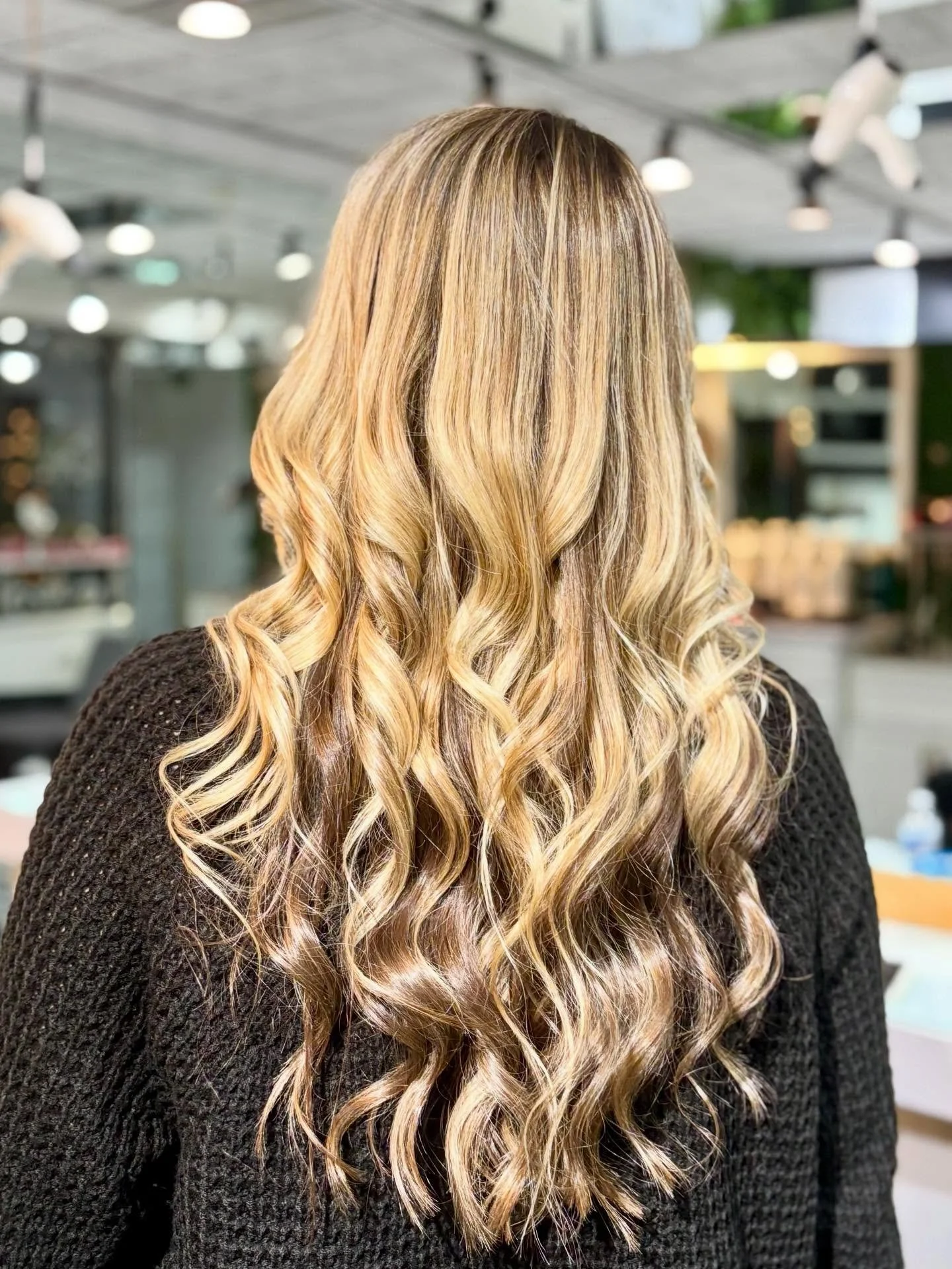 Swipe to see before on this bright blondie🤩 

#downtownhair #earthlybeauty #earthlybeautybar #cda #cdaidaho #idaho #idahome #idahostylist #hair #salon #luxury #luxurysalon #cdasalon #downtown #downtowncda #updo #style #cdahairsalon #cdahairstylist #