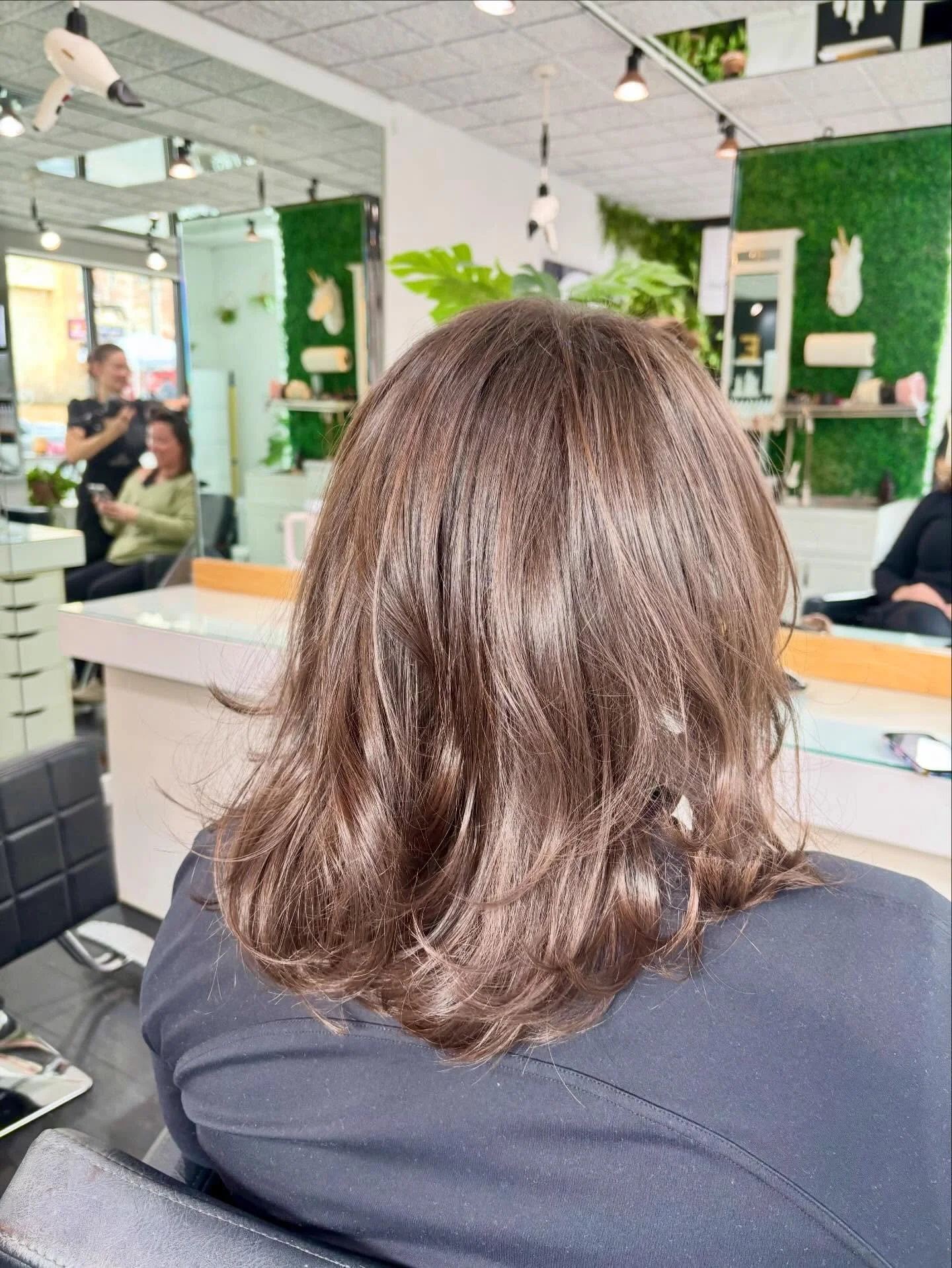 Swipe to see before on this beautiful layered cut✂️✨ done by @hairbybekah.cda 

#downtownhair #earthlybeauty #earthlybeautybar #cda #cdaidaho #idaho #idahome #idahostylist #hair #salon #luxury #luxurysalon #cdasalon #downtown #downtowncda #updo #styl