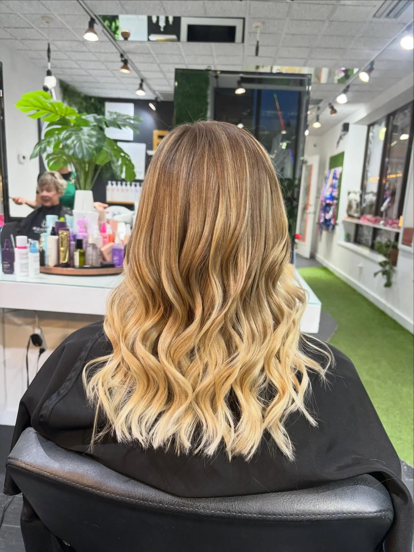 Swipe to see the  before of this balayage and haircut! ✂️✨🤍 

#downtownhair #earthlybeauty #earthlybeautybar #cda #cdaidaho #idaho #idahome #idahostylist #hair #salon #luxury #luxurysalon #cdasalon #downtown #downtowncda #updo #style #cdahairsalon #