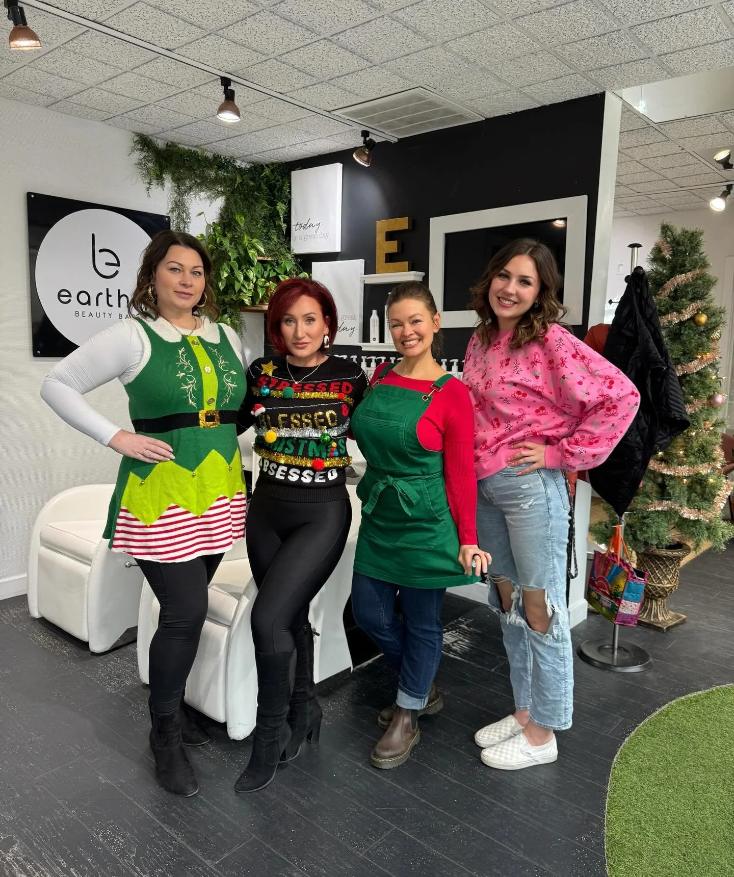 Merry Christmas &amp; Happy Holidays from all of us at Earthly Beauty 🤍🎄

#downtownhair #earthlybeauty #earthlybeautybar #cda #cdaidaho idaho idahome idahostylist hair salon luxury luxurysalon cdasalon downtown downtowncda updo style cdahairsalon c