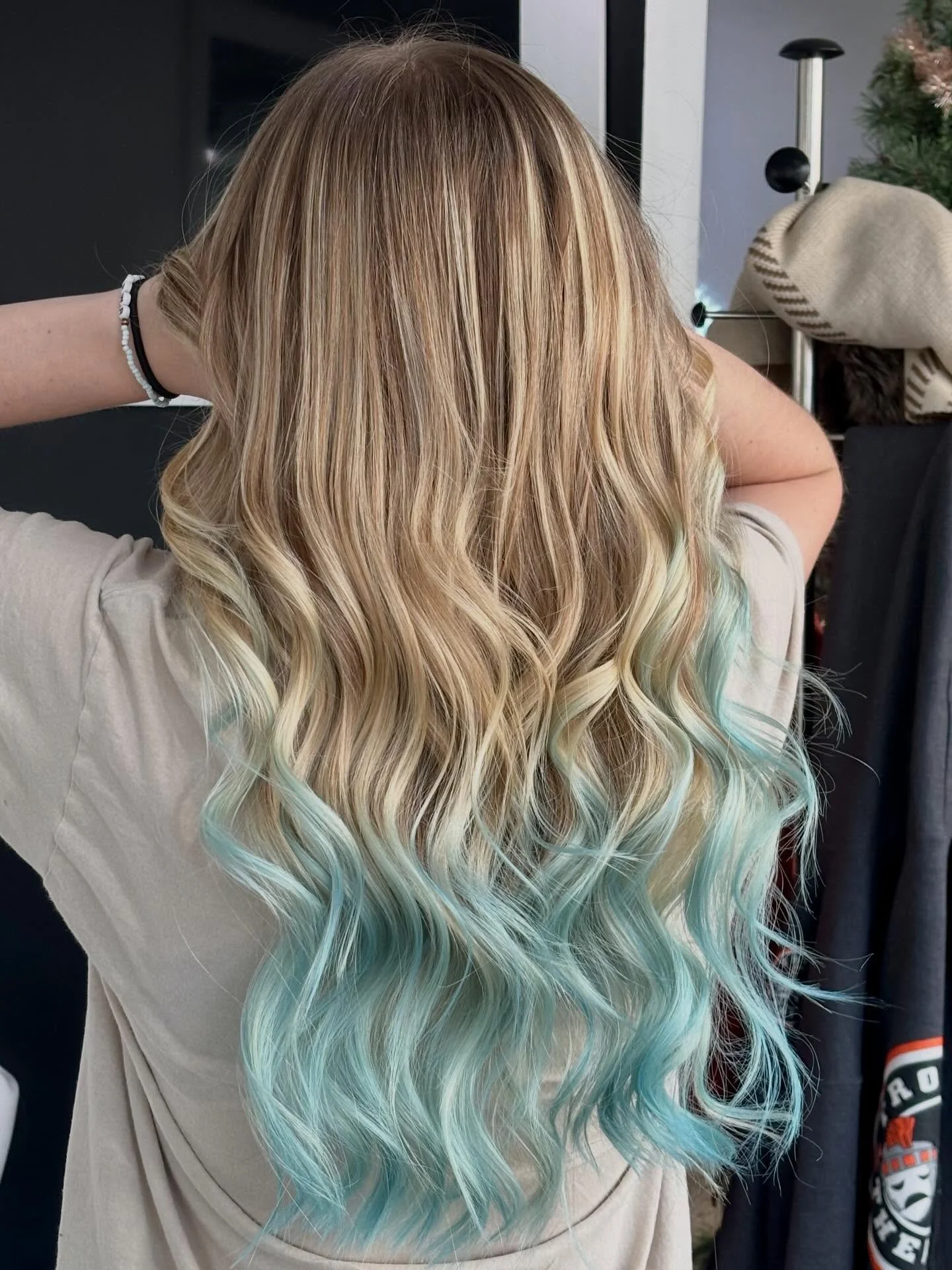 A touch of blue🩵 done by @hairbybekah.cda 

#downtownhair #earthlybeauty #earthlybeautybar #cda #cdaidaho idaho idahome idahostylist hair salon luxury luxurysalon cdasalon downtown downtowncda updo style cdahairsalon cdahairstylist cdahairdresser cd