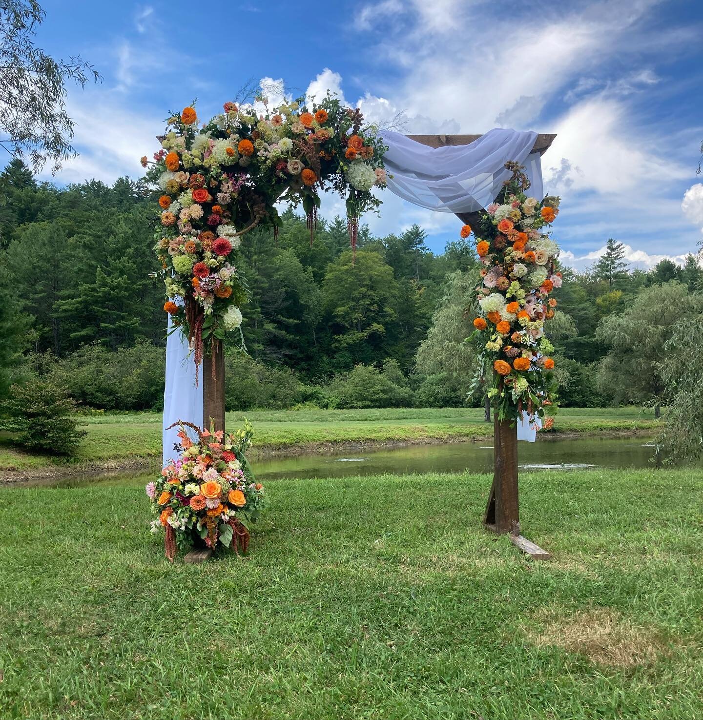 Marigold Summertime&hellip;

This is arch was a part of a gorgeous wedding in Grafton Vermont. So glad we were able to design such lovely bouquets for this celebration!

#vermontwedding #vermontbyvermonters #vtfarmwifeflowers #ayearinflowers