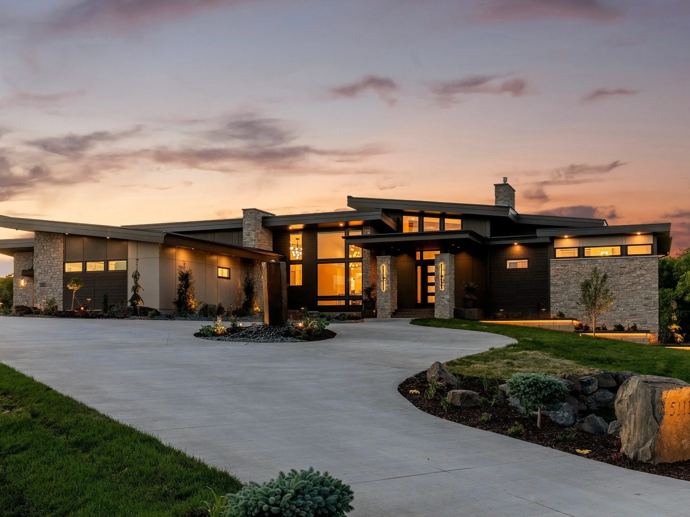 AHT_Custom%2BOne%2BHomes_Merriment_David%2BCharlez_Twilight_003.jpg