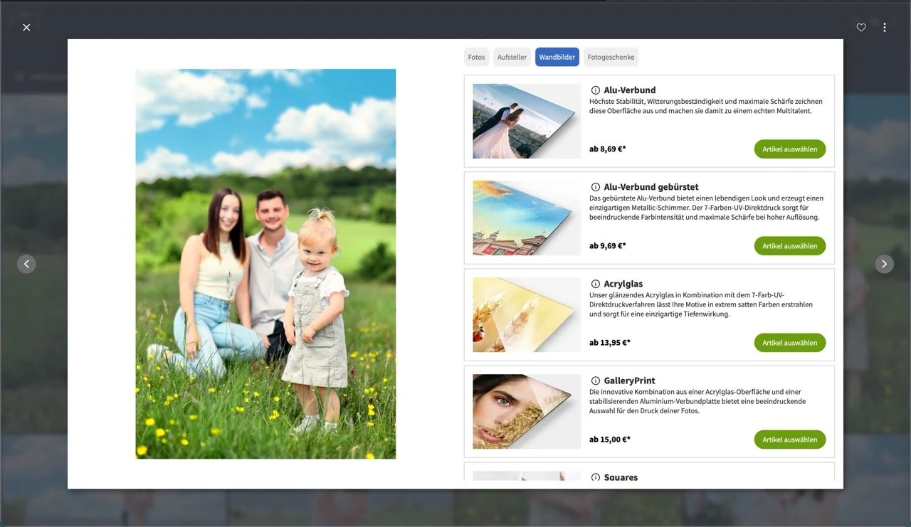 Familie mit zwei Erwachsenen und einem Kind im Grünen, im Hintergrund Himmel mit Wolken, auf einer Website mit verschiedenen Fotoprodukten