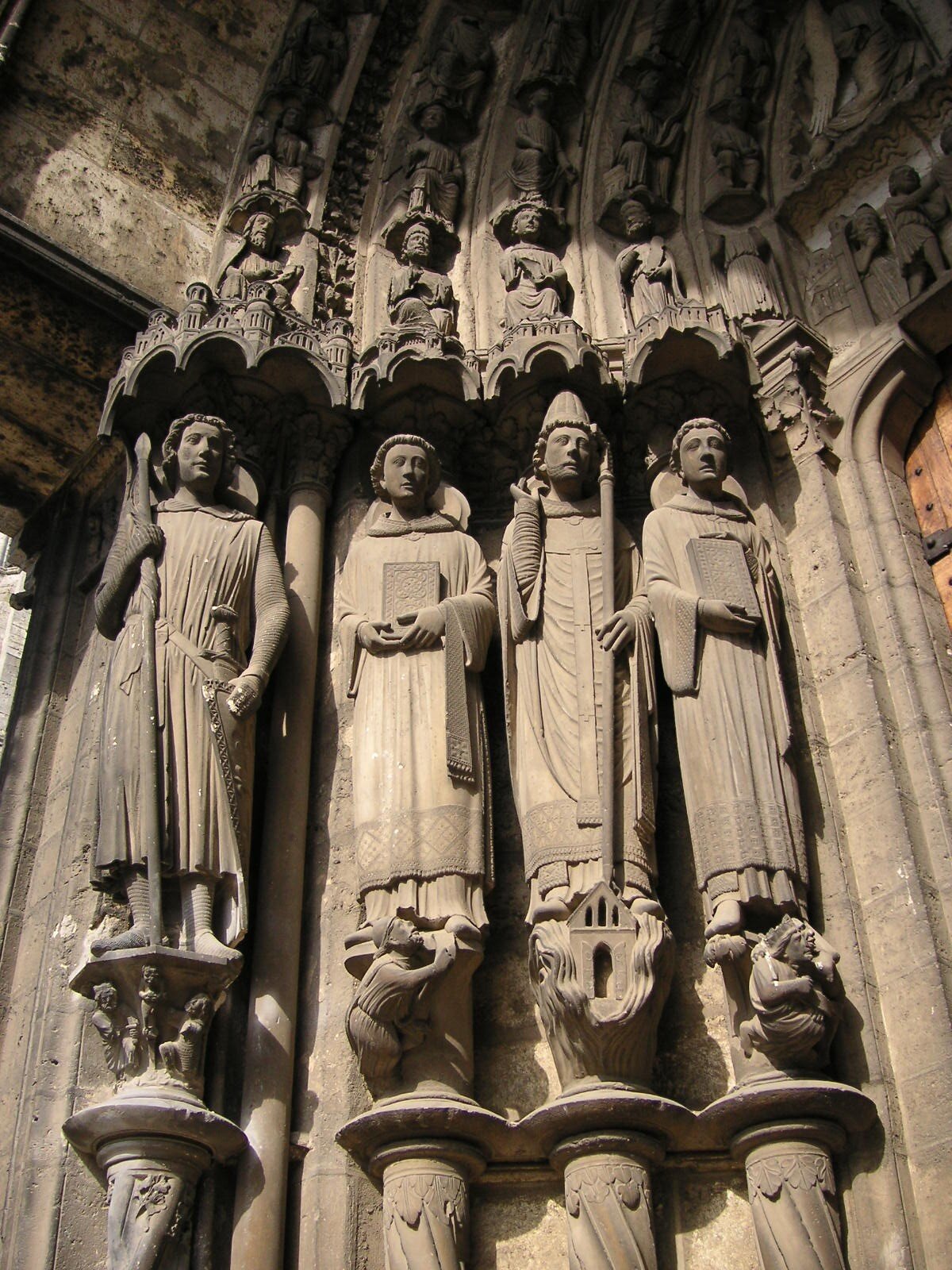 Chartres_cathedral_023_martyrs_S_TTaylor.JPG