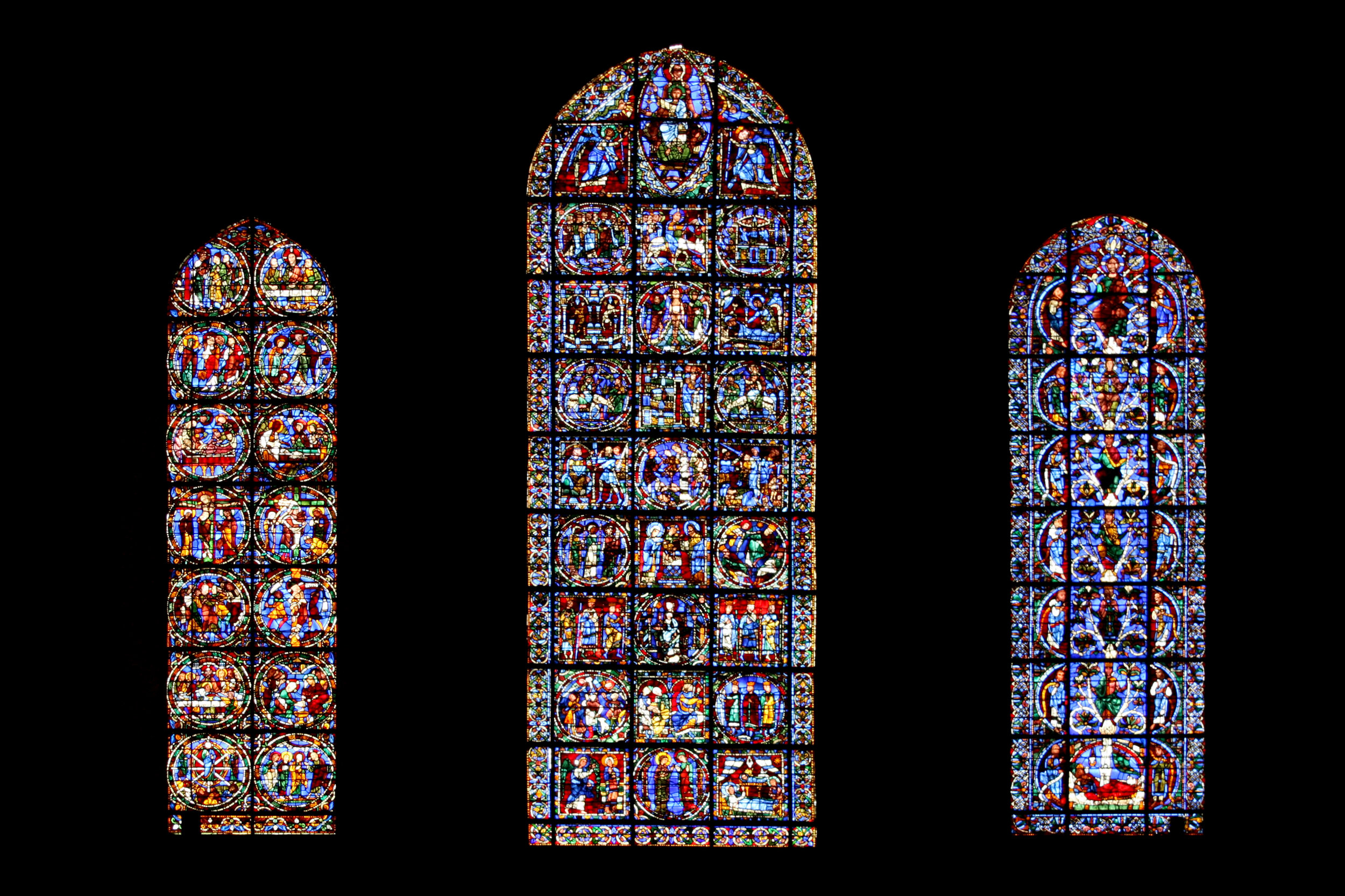 Chartres_-_cathédrale_-_lancettes_de_la_rosace_ouest.jpg