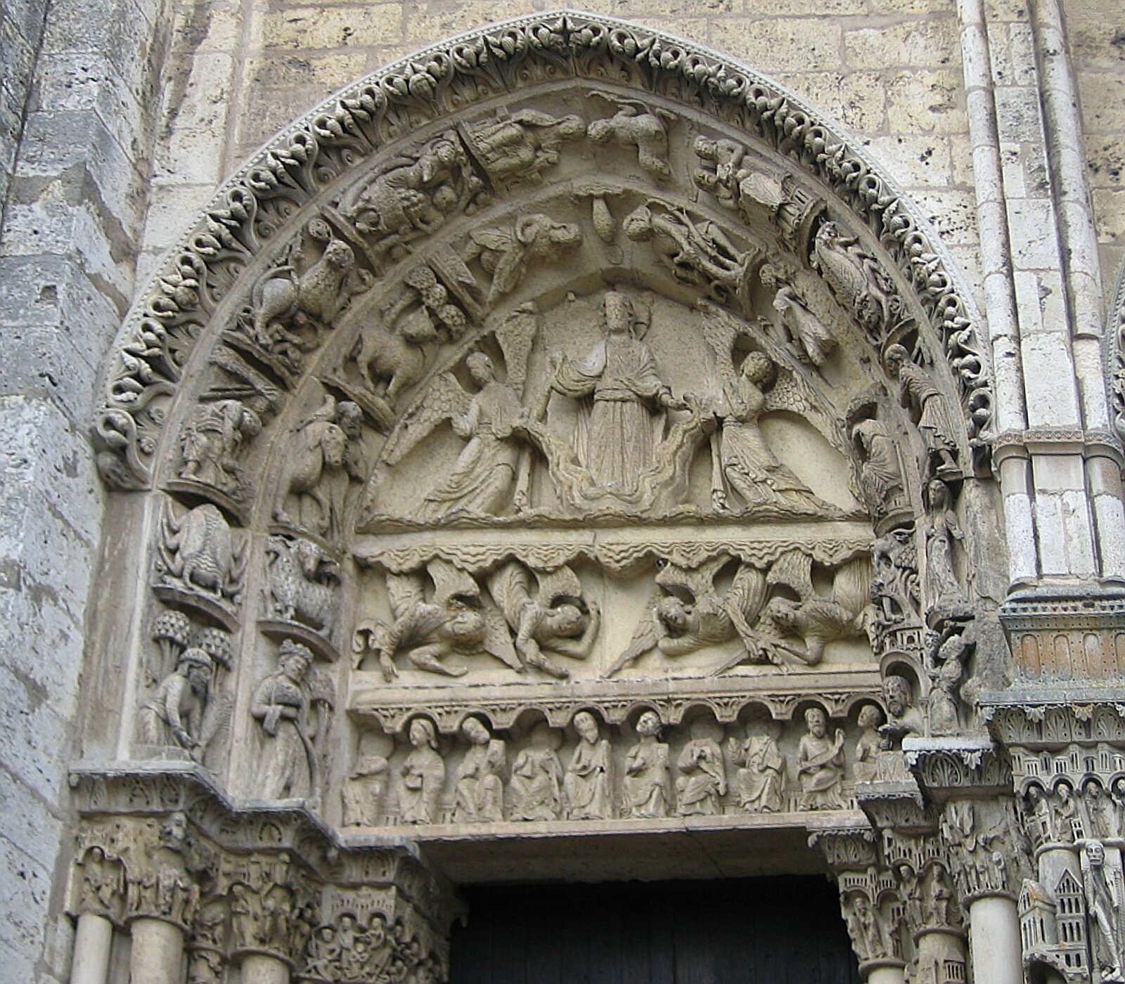 Chartres_-_Westportal_Monatsbilder.jpg