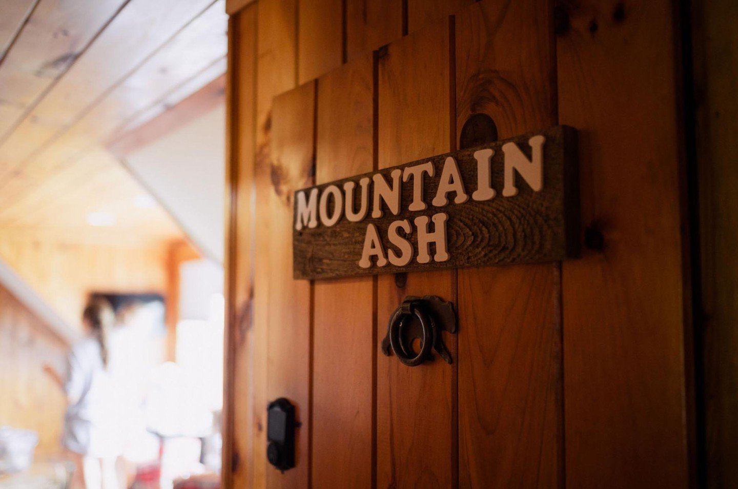 A quick glimpse into one of our most popular rooms, Mountain Ash ✨
ㅤ
With a king-sized bed overlooking Bear Pond, there's no doubt you'll love your stay here. Sit by the fireplace and enjoy a wet bar with refrigerator, coffee maker and in-room televi