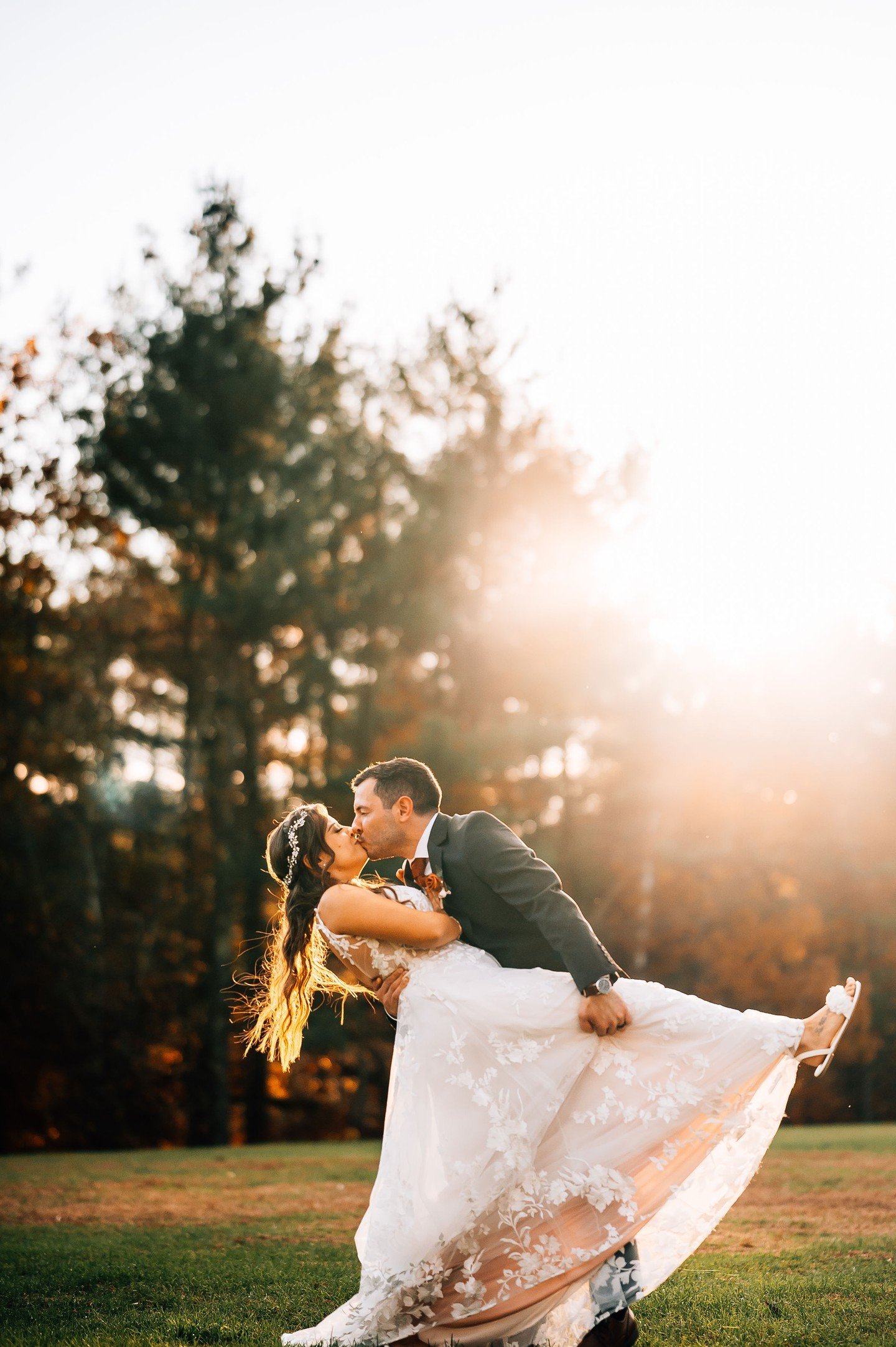 When you get golden hour and foliage at the same time- how lucky can you get?!
ㅤ
To learn more about weddings at Bear Mountain Inn + Barn please reach out to weddings@bearmtninn.com or head to our link in bio.
ㅤ
📸: @caitbourgaultphotography
ㅤ
