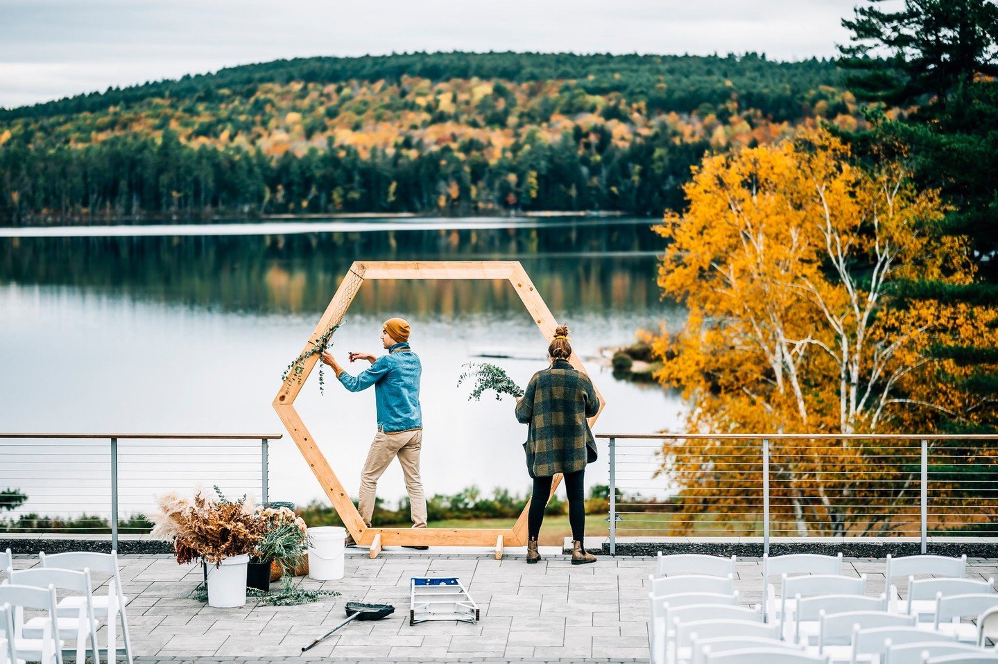 This view + this foliage 🥹  Autumn is such a beautiful time at the lake!
ㅤ
To learn more about weddings at Bear Mountain Inn + Barn please reach out to weddings@bearmtninn.com or head to our link in bio!
ㅤ
📸: @caitbourgaultphotography
💐: @stalkand
