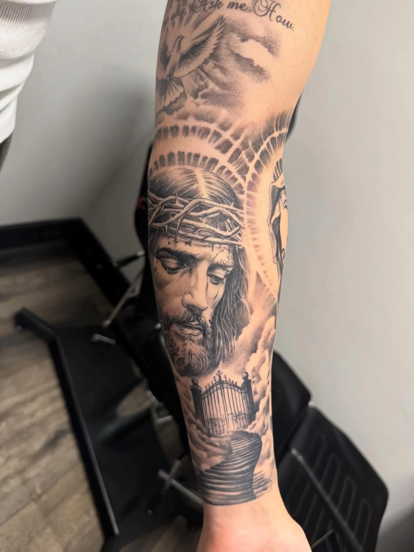 Healed religious piece
DM for for December booking #tattoo #tattoos #tattooed #tat #inked #inkaddiction #jesustattoo #virginmary #realistic#boston#cambridge #everett #malden#chelsea #bostontattoo #potrait #pantheraink #radiantcolorsink #ink #blackand