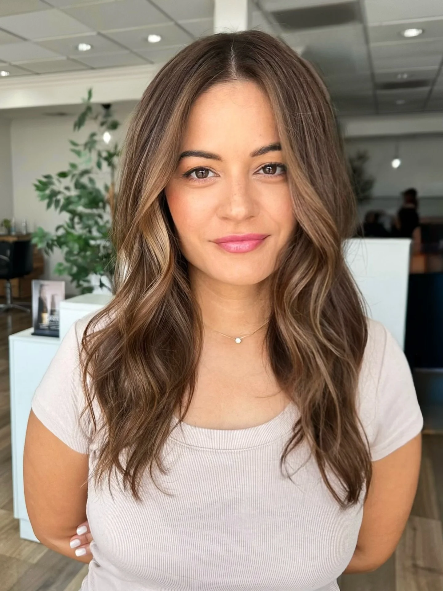 &ldquo;Soft, sun-kissed, and effortlessly glowing ✨ 

When your hair says luxury without even trying. 

Color : @redkenpro @pravana 
Styled : @oribe @kenraprofessional 
Cut : @hanzonation 

Co-stylist : @paintedby.miranda 

#MoneyPieceMagic #SoftWave