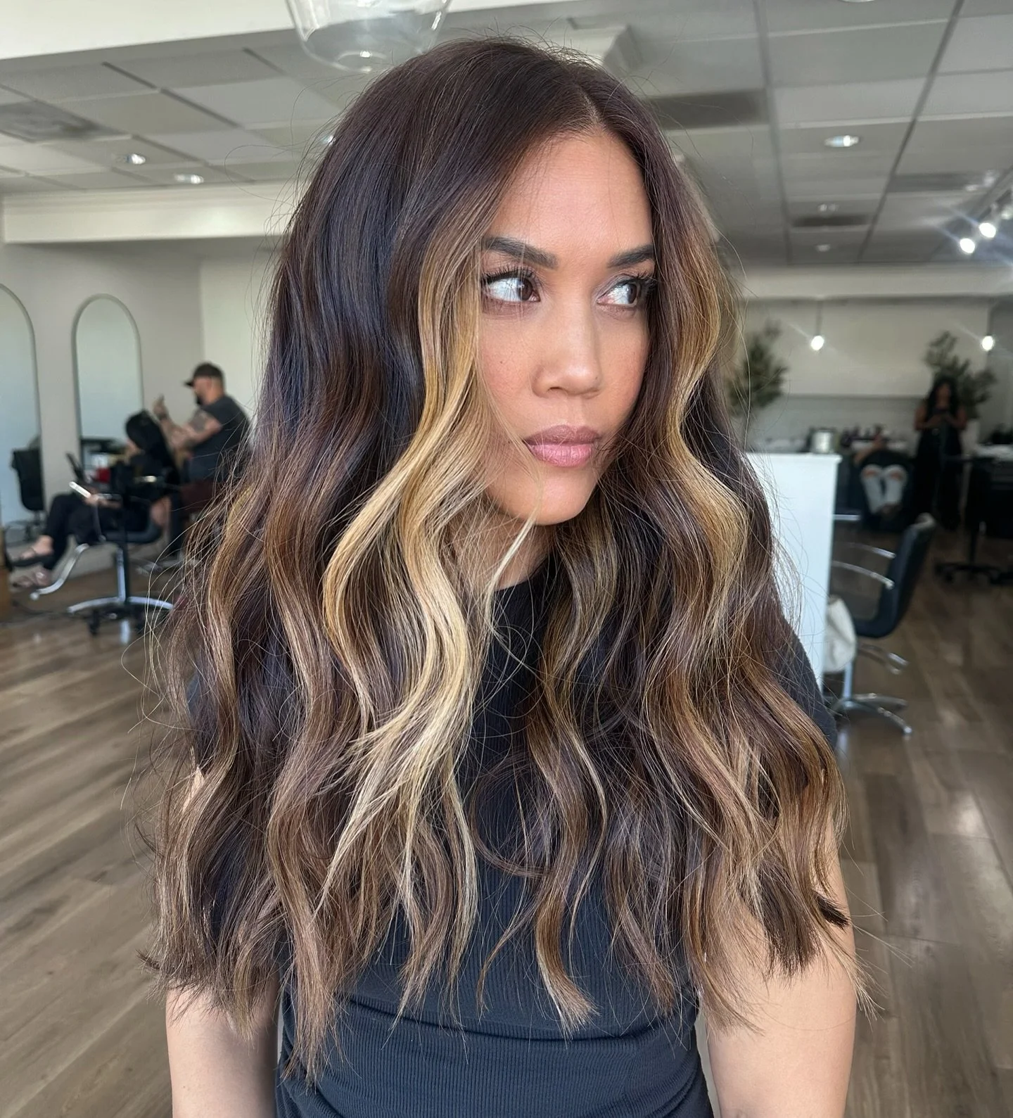 The power of a face frame ✨ 

Bright pops around the hairline to open up the face and add that effortless glow. 🌟

Lifted : @schwarzkopfpro 
Toned : @matrix 
Styled : @pureology @oribe 

Co stylist : @paintedby.miranda 

 @jlizadafajardo 

 #FaceFra