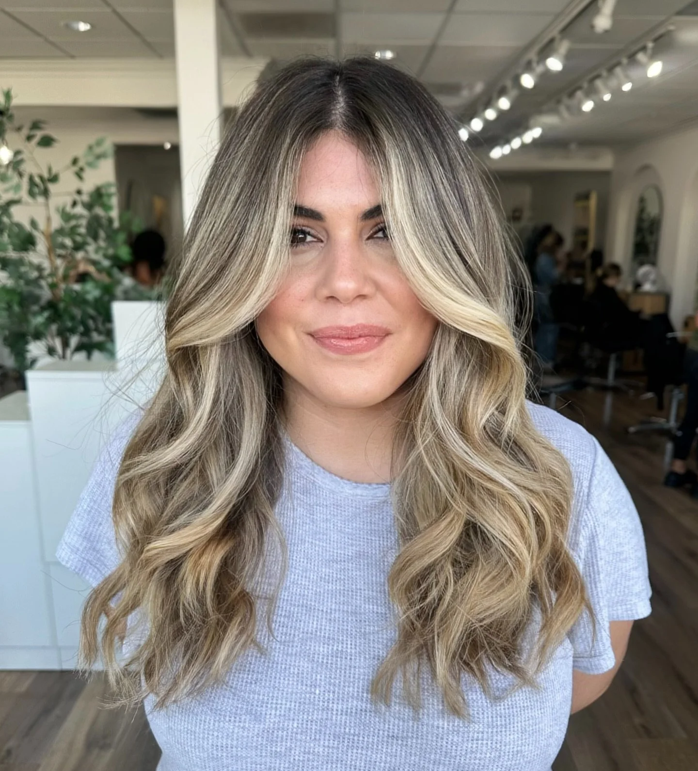 Life&rsquo;s better blonde ✨💛

From grown-out brunette to blonde bombshell perfection. ☀️ The ultimate transformation! 

Lifted : @schwarzkopfusa 
Toned : @redkenpro 
Styled : @colorwowhair @kenraprofessional 

Co stylist : @paintedby.miranda 

#blo