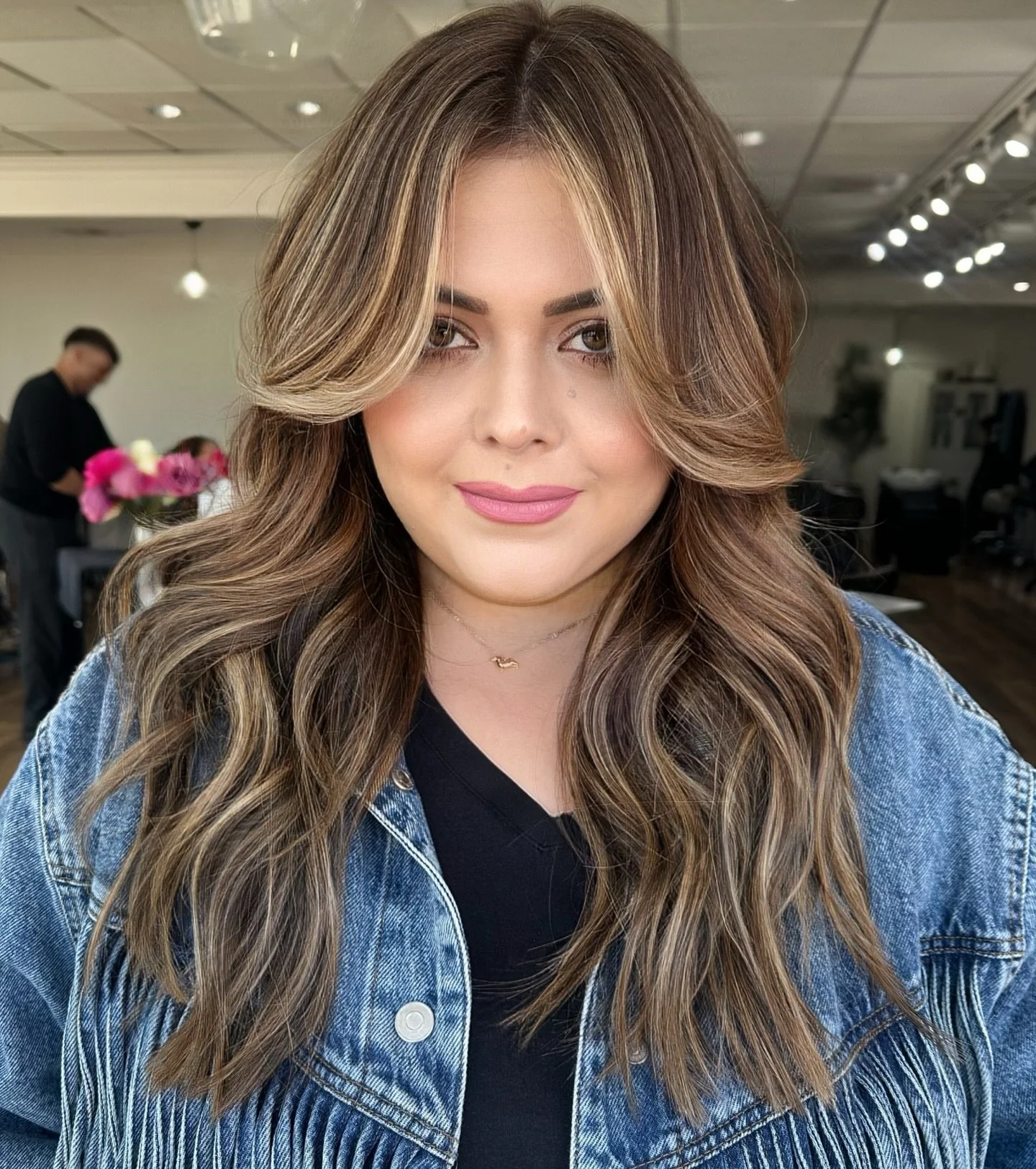 Dimensional brondes will always have my heart 🤎✨

Glow mode: activated ✨ @ilianagarciaphoto @anaili_13 

Co stylist @paintedby.miranda ✨

#DimensionalBronde #BrunetteToBronde #HealthyShine #LivedInColor #HairByLiz