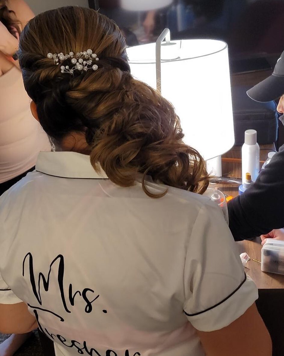 BEAUTIFUL wedding day hair! By One Salon &amp; Bridal Company professionals. Become a #onesalonbride today and get glammed by our team of professionals! Xoxo, One Salon &amp; Bridal Company 
⠀⠀⠀⠀⠀⠀⠀⠀⠀
⠀
#onesalonandbridal #saintcharles #bridalsalon #