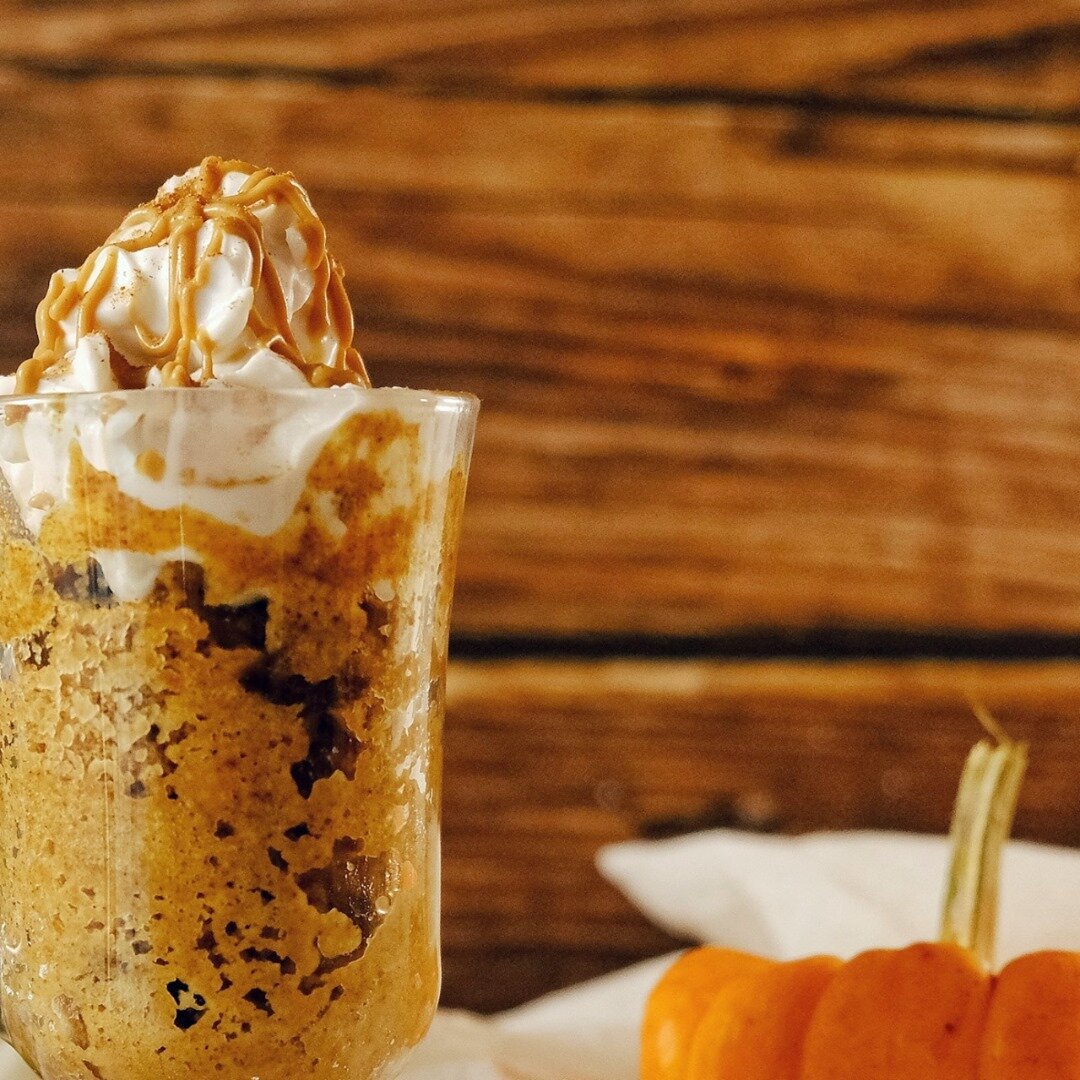 #fallvibes can be accomplished in just 40 seconds... with this Pumpkin Mug Cake 🙌  Here is how to make it:

Ingredients (makes 1)
~ 1/4 cup oat flour 
~ 2 Tbsp plant based mylk, warmed
~ 1 Tbsp ea . pumpkin puree &amp; maple syrup
~ 1 tsp vanilla ex