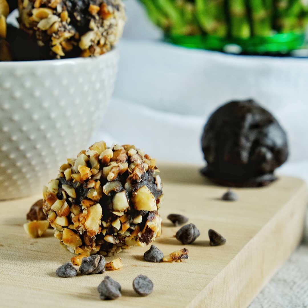 Hazelnuts and cocoa just seem like a match made in heaven, don't you agree? Looking for something wholesome to eat on the days I don't quite eat enough or are hungry early for a meal, this keeps me snacking on 876347627 million things before eating a