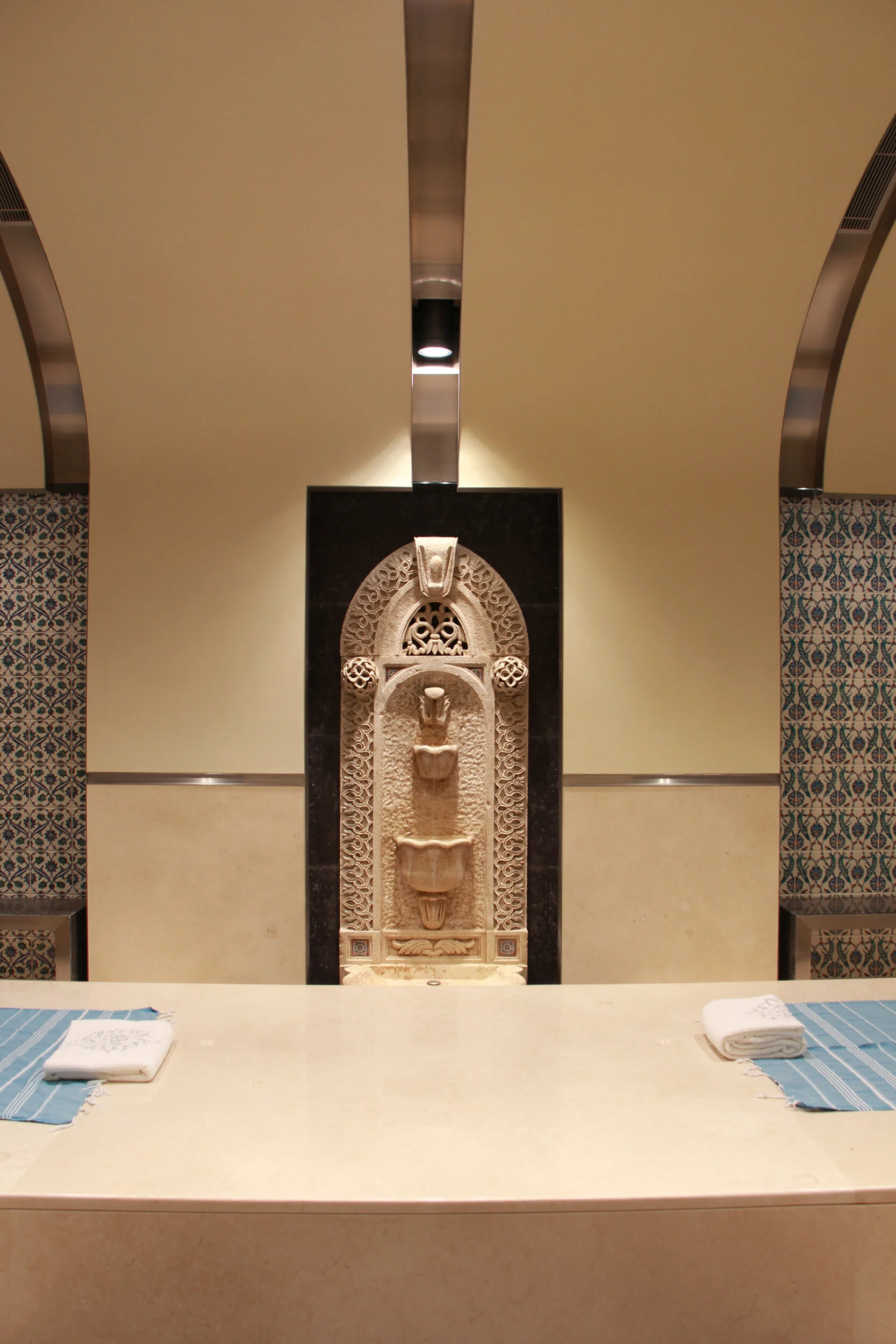  Lumiere Studio recommended the grazing light instead of wallwashing for the façade in order to bring out the material nature and texture of the 3D stone, as grazing creates shadows that enhance the human eye’s perception of 3D. In the corridors, whi