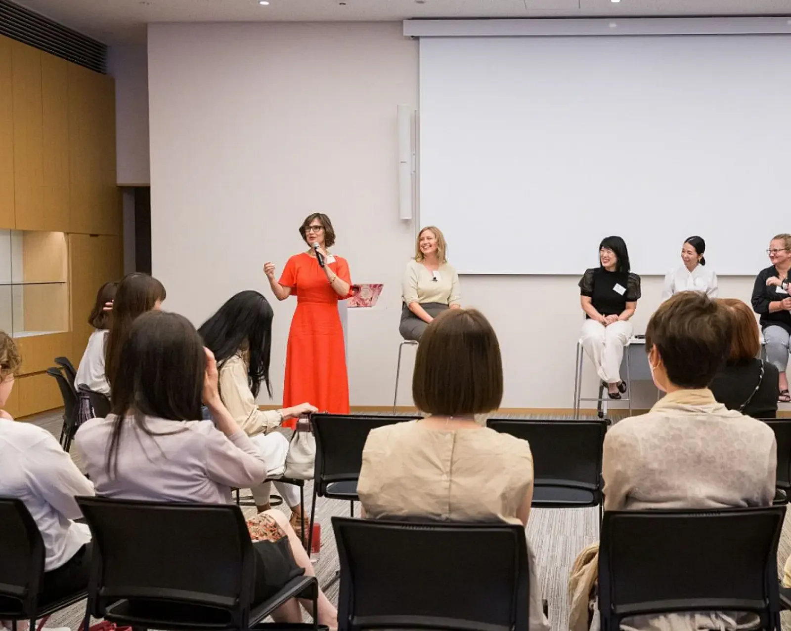 Sasuga Communications leadership event panel in Japan with Heather Dobbin and speakers on stage in front of an audience