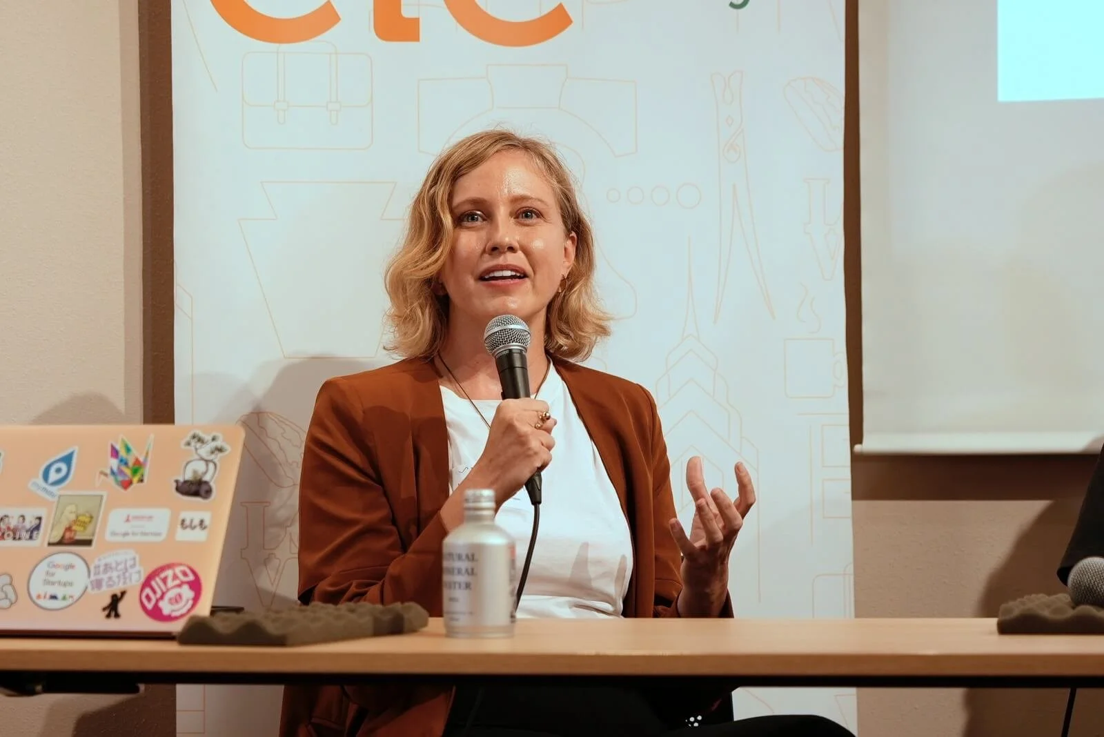 Heather Dobbin speaking on executive presence and communication at a Sasuga Communications event in Japan