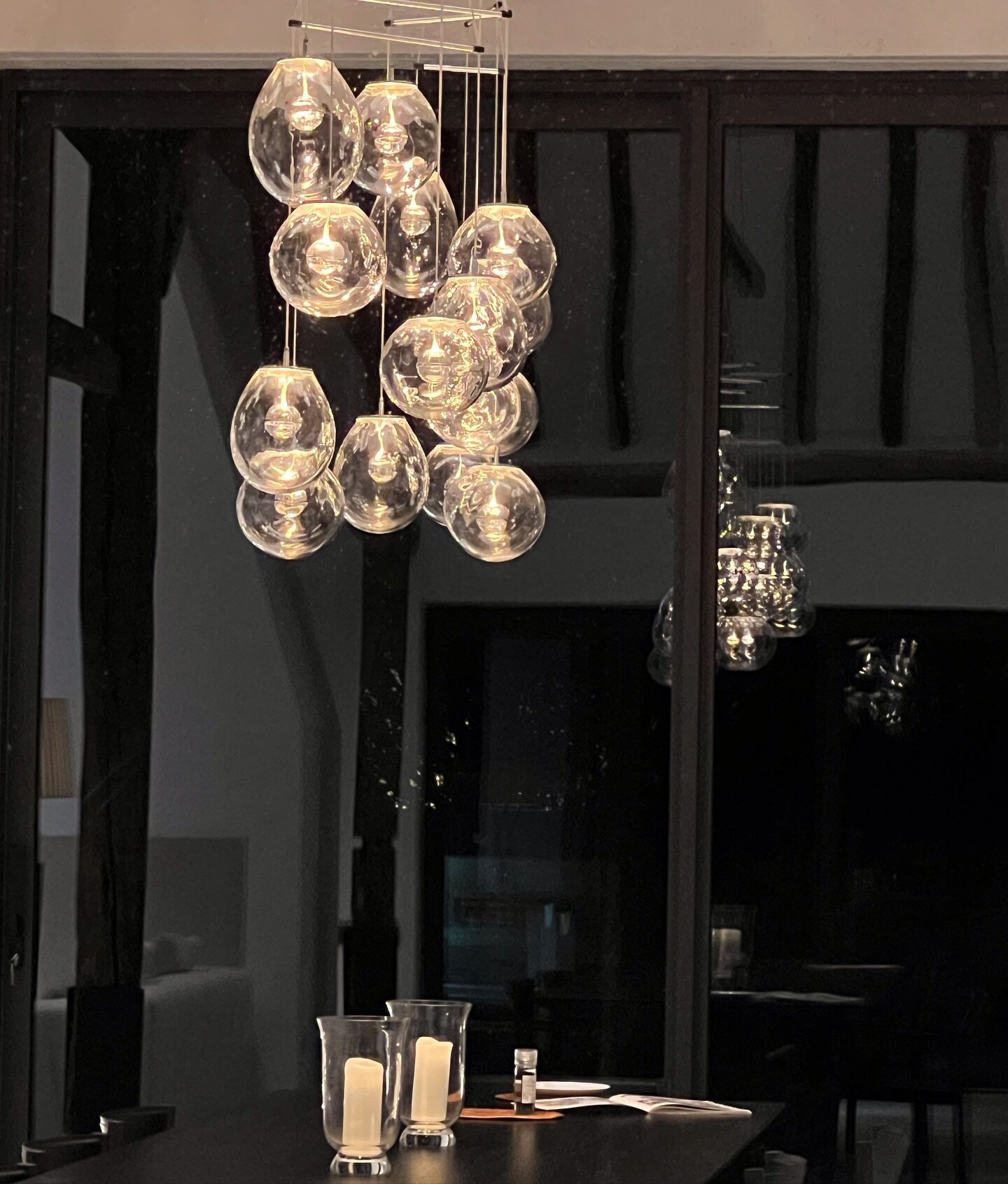 Review 2
Sussex home : Meso Bloom chandelier 
Architects: Pip Horne Studio
.
.
.
.
#glasslighting 
#handmadelighting
#glasschandelier
#modernlighting 
#contemporarylighting
#uniquelighting 
#interiorlighting
#handmadeinengland 
#madeinhenley 
#mouthb