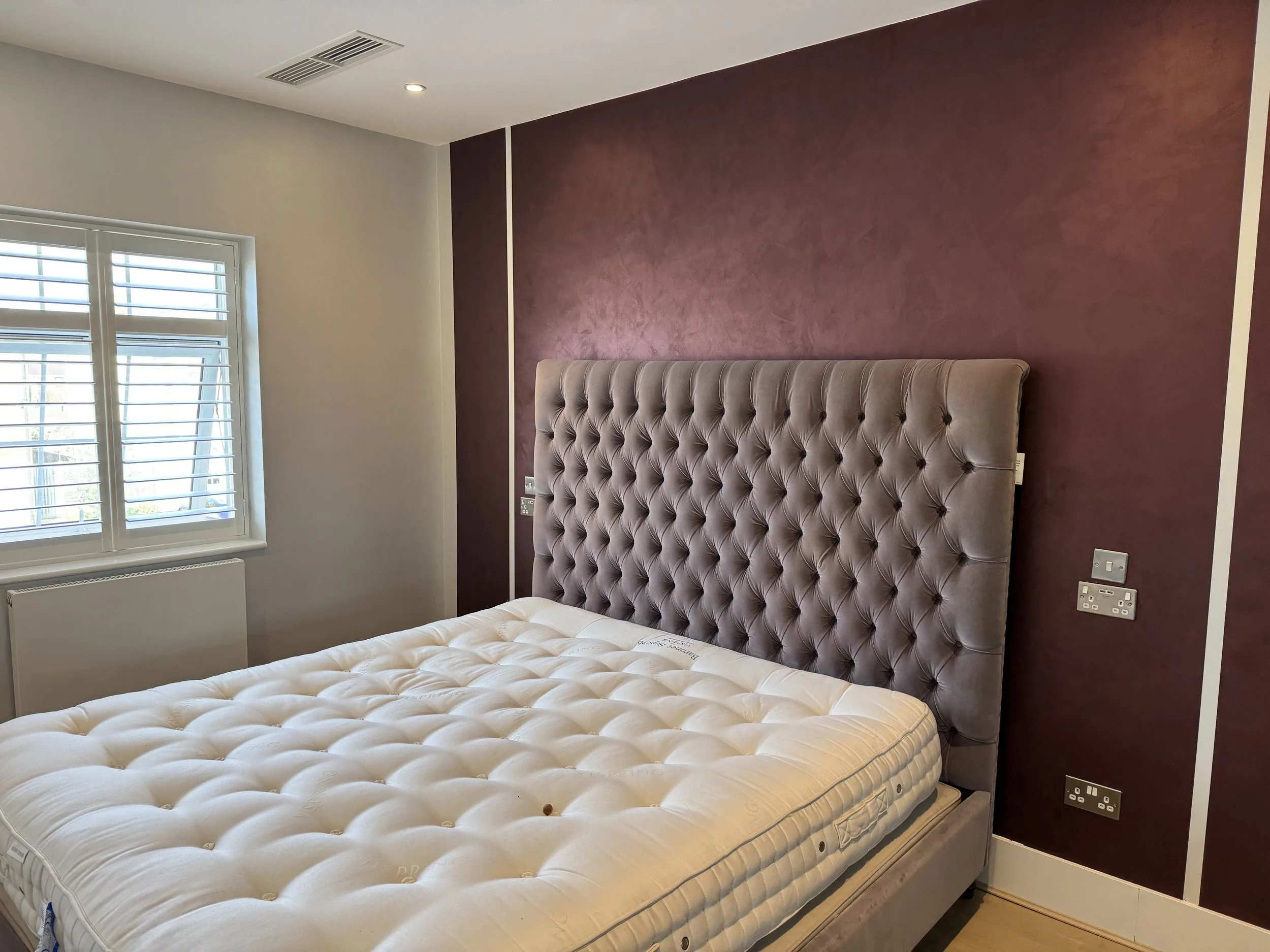 Each of the seven bedrooms was designed using a richer and more expressive colour palette, creating individual identities for each space. These rooms were finished with OTTOCENTO, the iconic Oikos decorative paint renowned for bringing the warm beaut