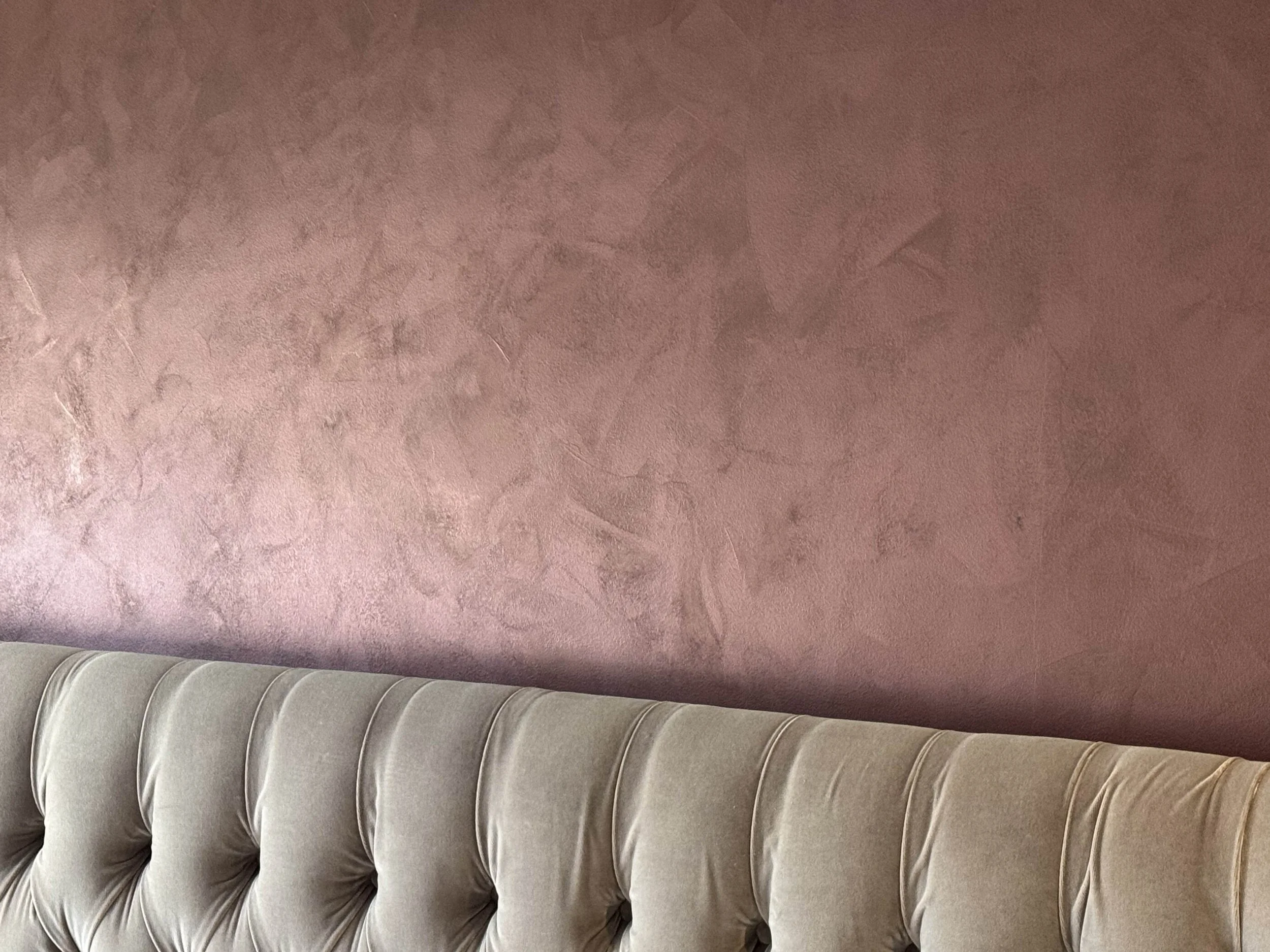 Decorative paint that imitates velvet depending on the viewingangle