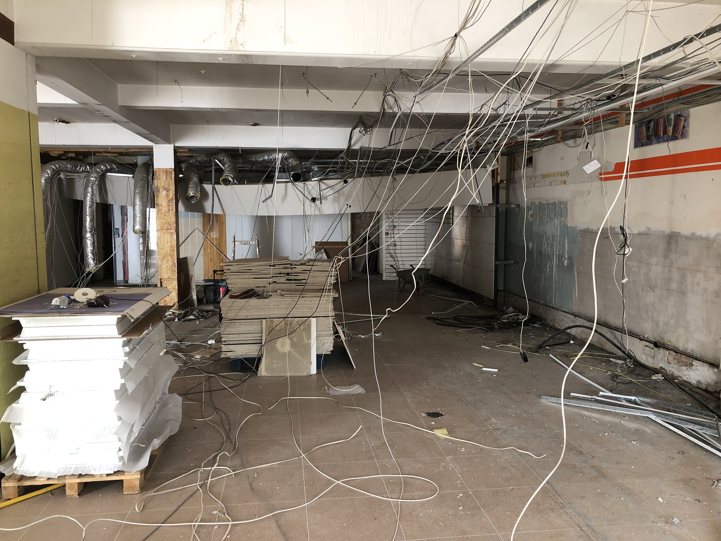 Before photo with a clear view of the state of all the walls and ceiling before the renovation.