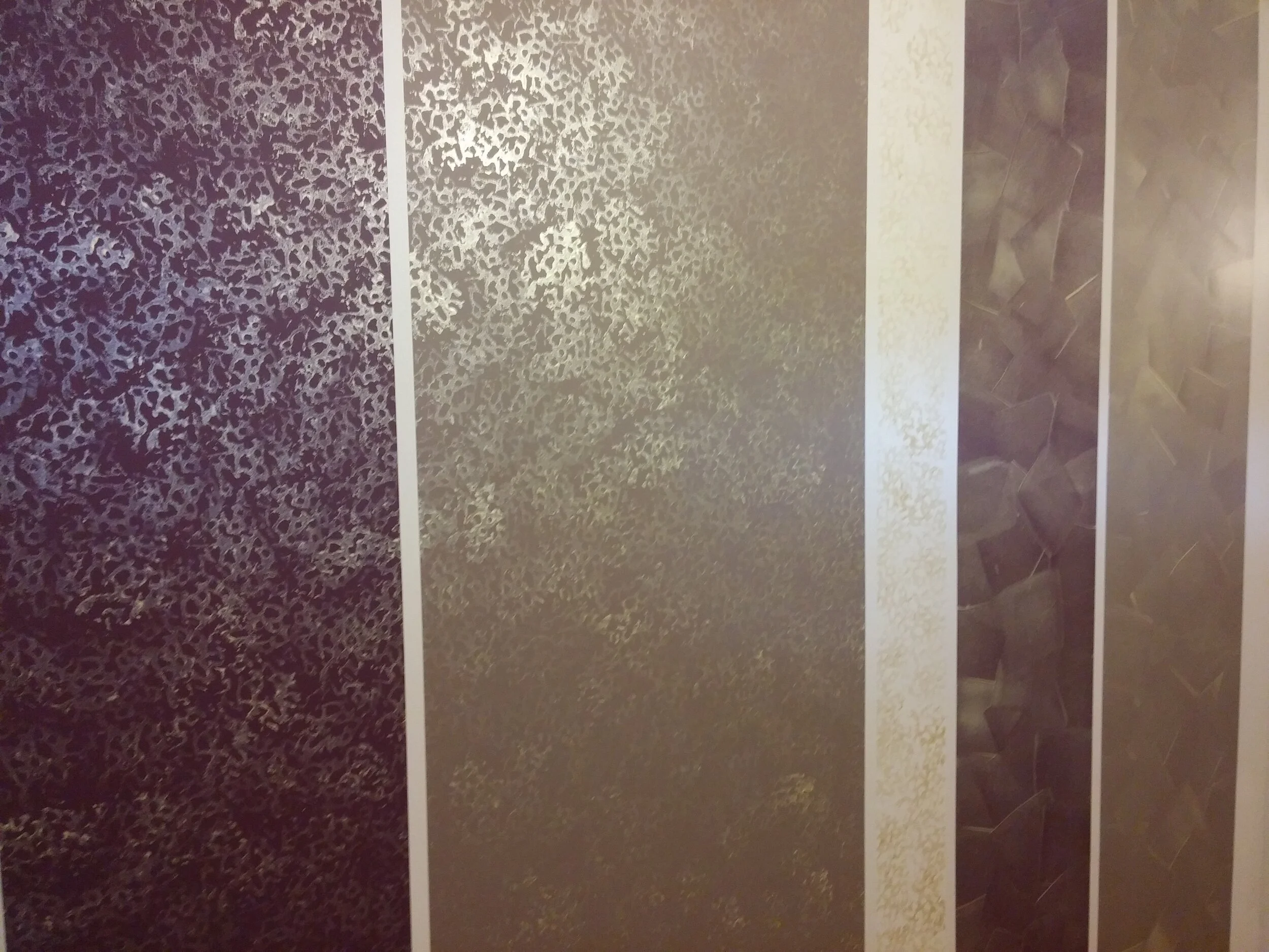 We brought colour and vibrancy into emotionless reception hallway and turned it into usable work desk space. High quality Dulx paint was used as base clolour.