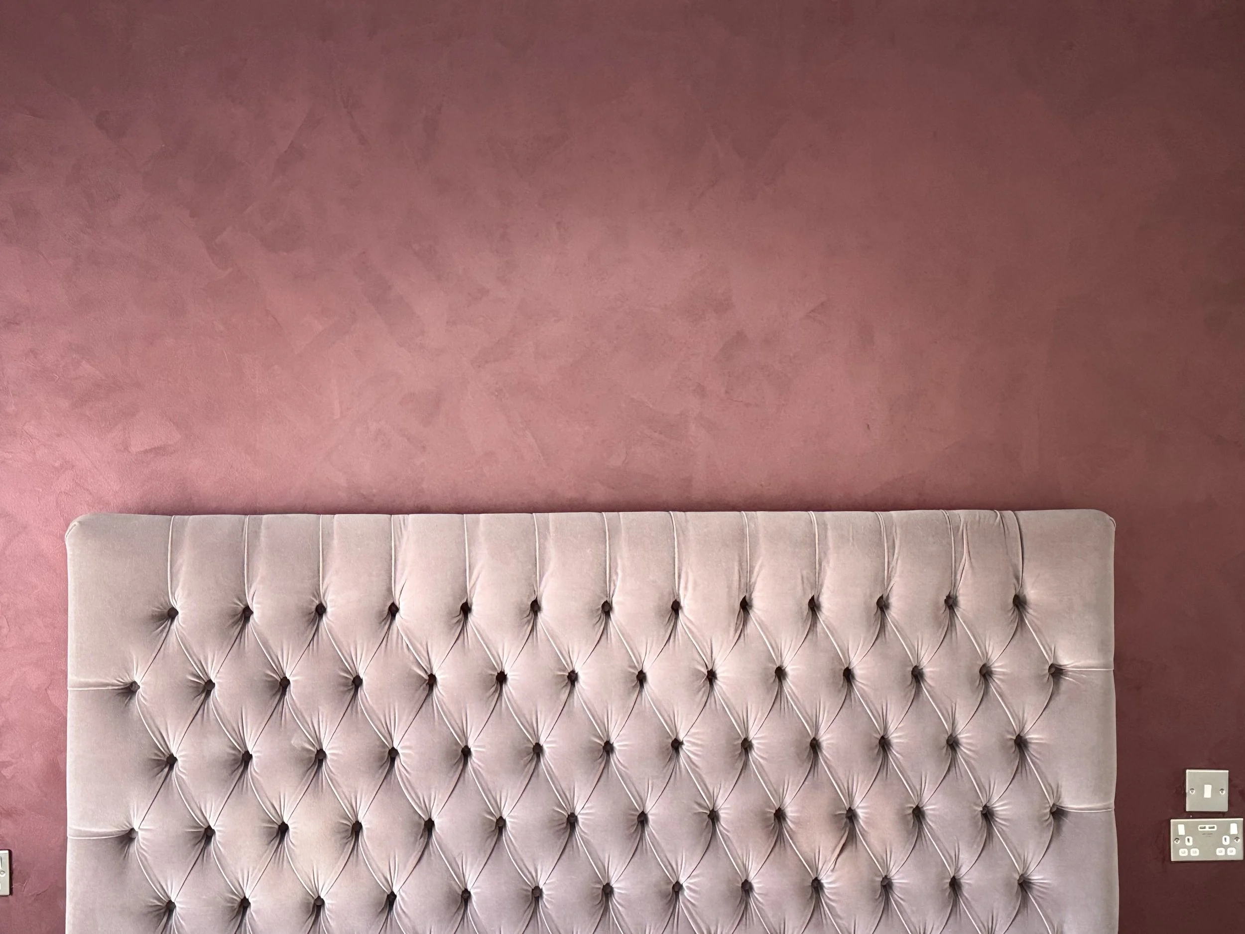 Each of the seven bedrooms was designed using a richer and more expressive colour palette, creating individual identities for each space. These rooms were finished with OTTOCENTO, the iconic Oikos decorative paint renowned for bringing the warm beaut