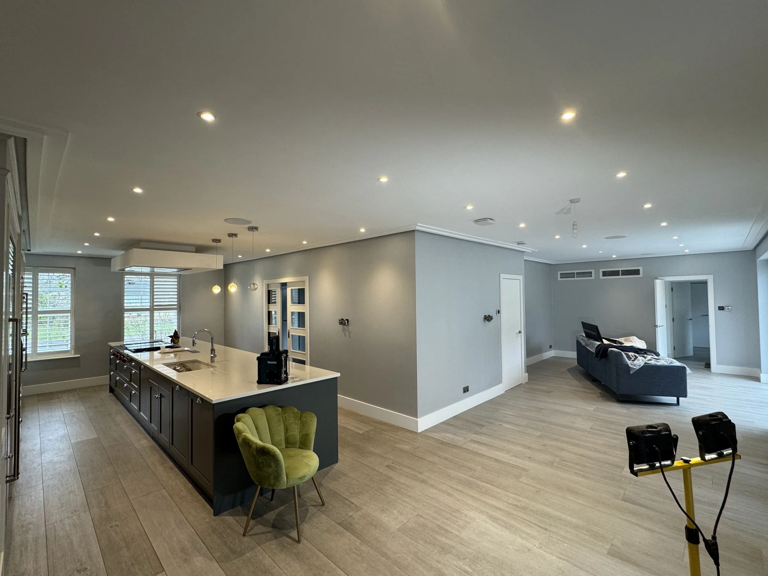 The entrance hallway was finished in Camoscio, a sophisticated Oikos decorative effect known for its naturalness and understated elegance. With its soft, velvety appearance and subtle tonal movement, Camoscio evokes the smoothness of chamois leather,