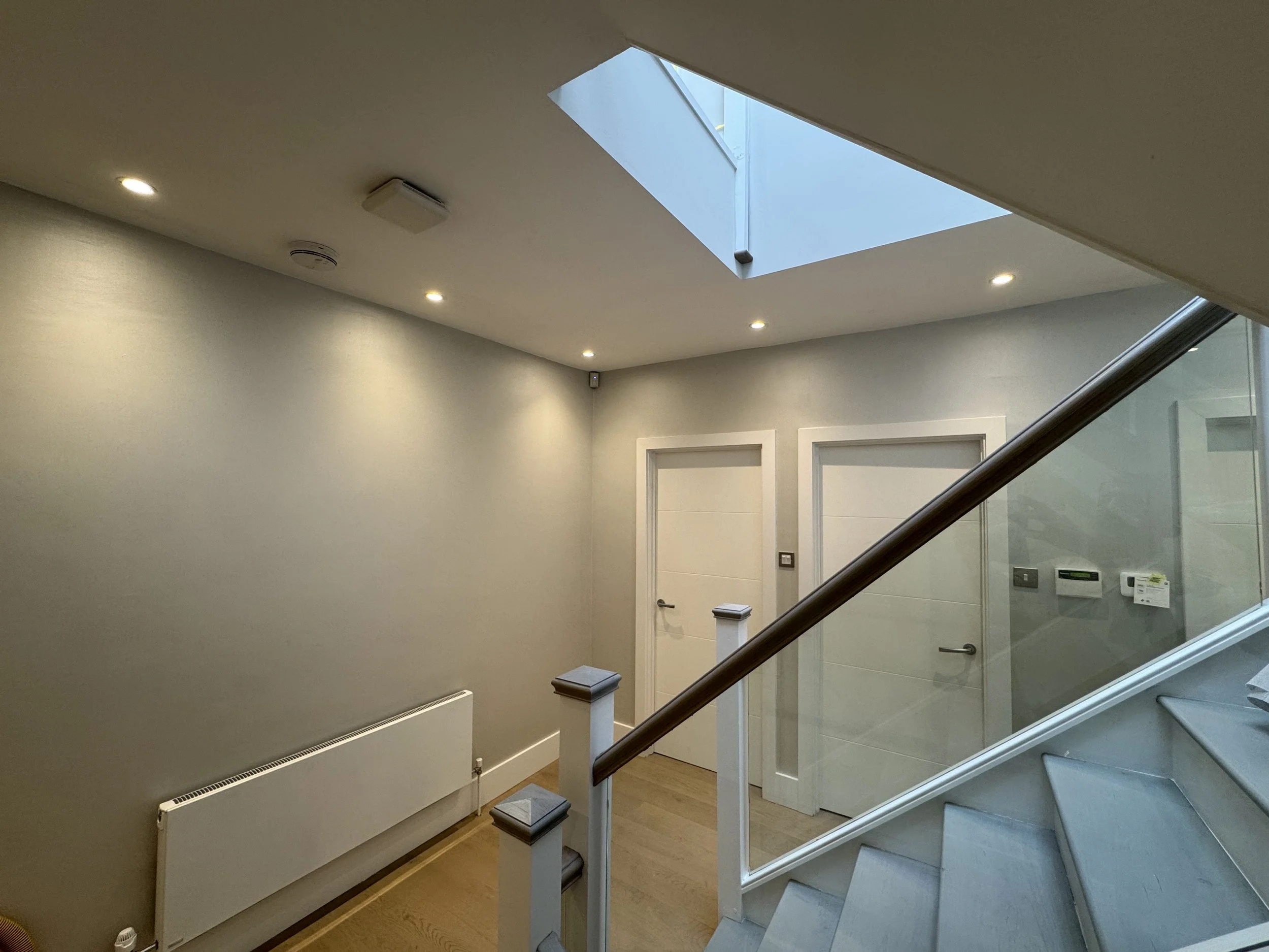 The entrance hallway was finished in Camoscio, a sophisticated Oikos decorative effect known for its naturalness and understated elegance. With its soft, velvety appearance and subtle tonal movement, Camoscio evokes the smoothness of chamois leather,
