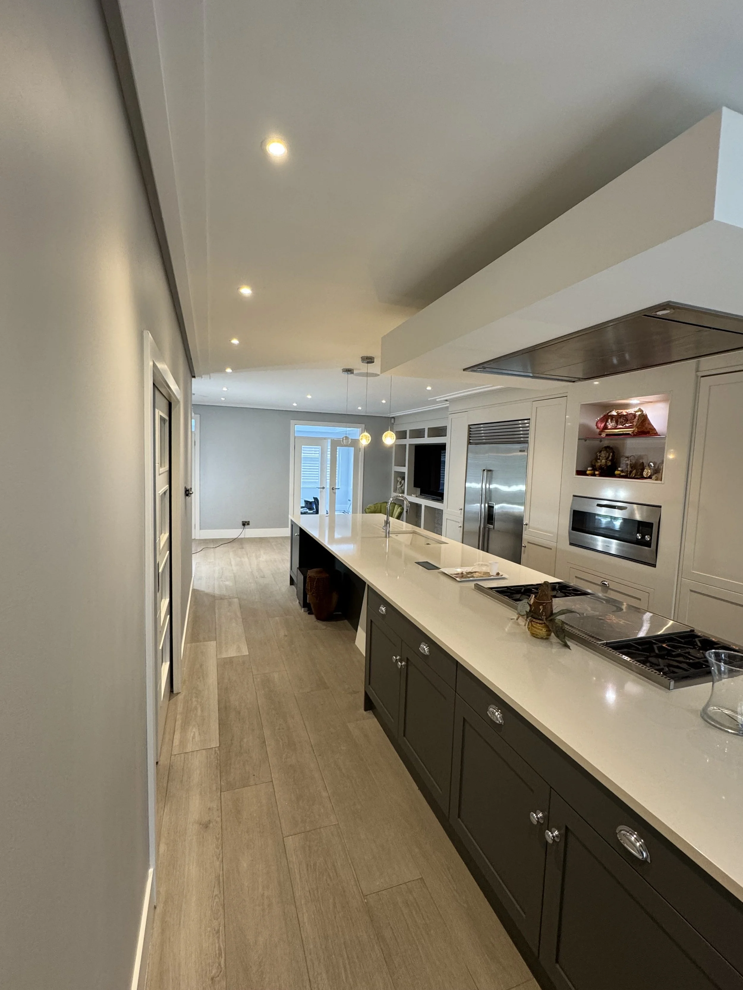 The entrance hallway was finished in Camoscio, a sophisticated Oikos decorative effect known for its naturalness and understated elegance. With its soft, velvety appearance and subtle tonal movement, Camoscio evokes the smoothness of chamois leather,