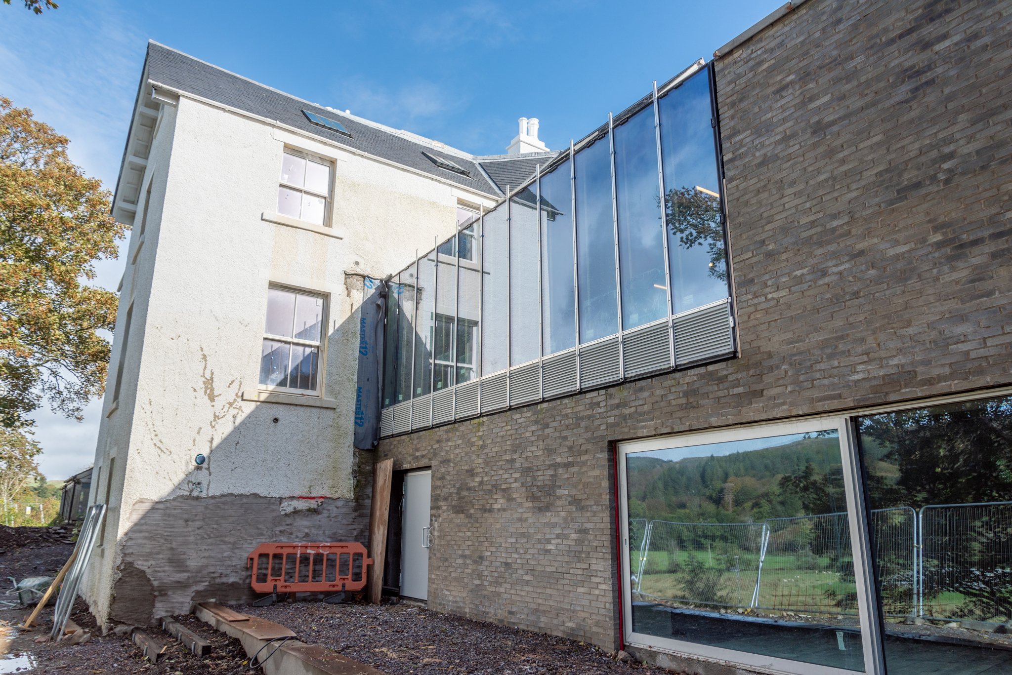  The windows of the ground floor Learning space and the principle Exhibition reflect the sky and the landscape. 