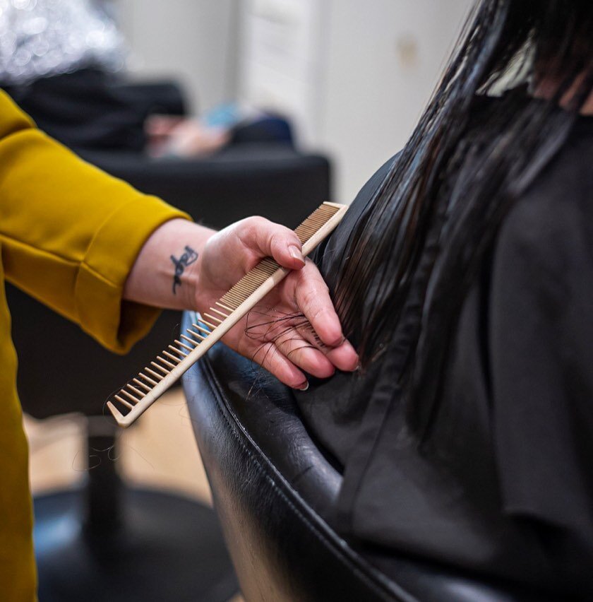 How often should I be getting a haircut? .⁣
⚡️The recommended time frame for getting your  hair cut is every 8-12 weeks.
.⁣
How can I tell when I am due for a haircut?
⚡️Your hair is dry &amp; has split ends 
⚡️Your hair is dull &amp; lacking volume 
