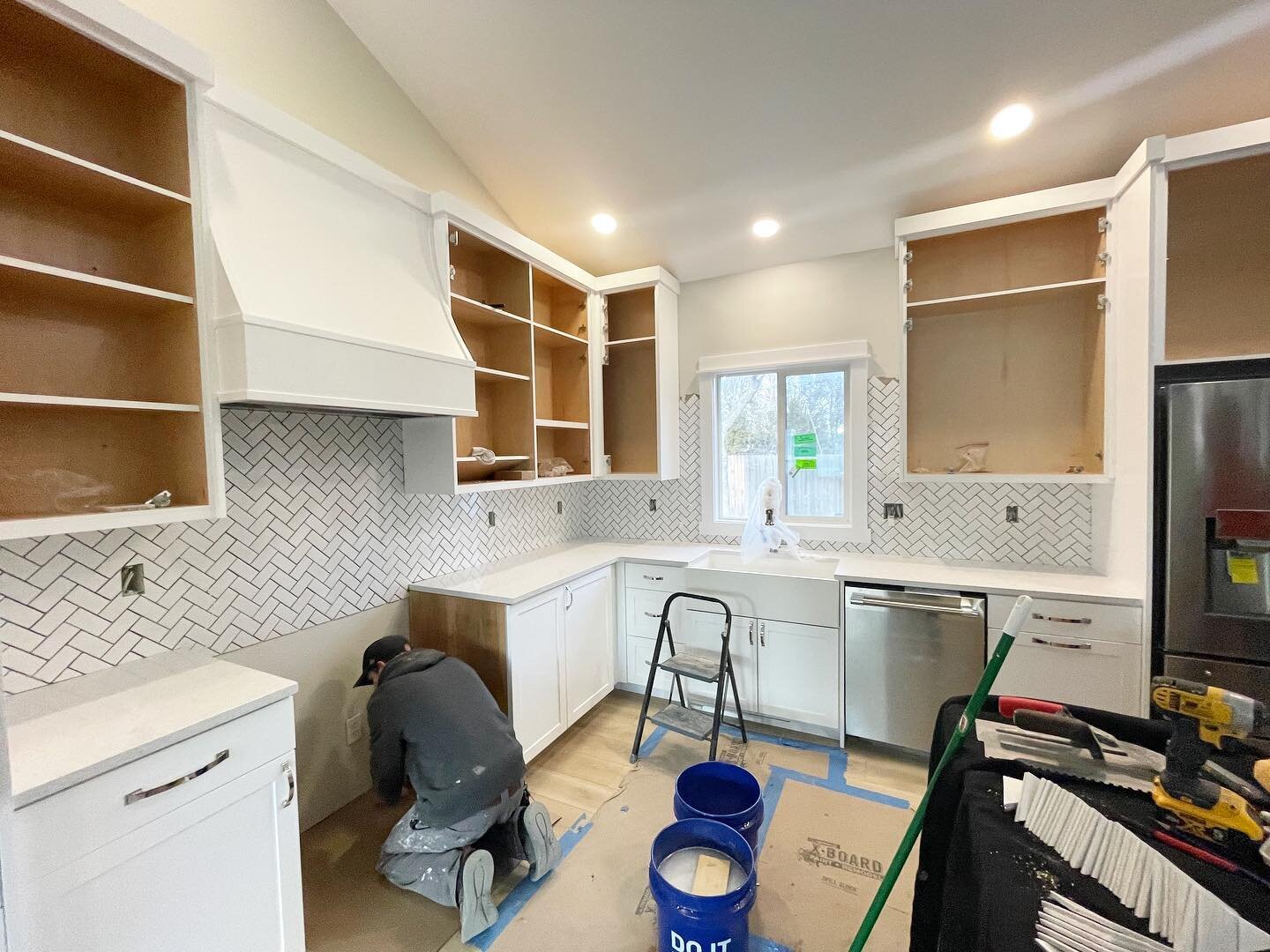 She&rsquo;s finally taking shape! 
This gorgeous open concept kitchen is getting full height, white herringbone backsplash with white grout, In-house designed custom cabinets, and stunning new appliances!

Can&rsquo;t wait to see and share the final 