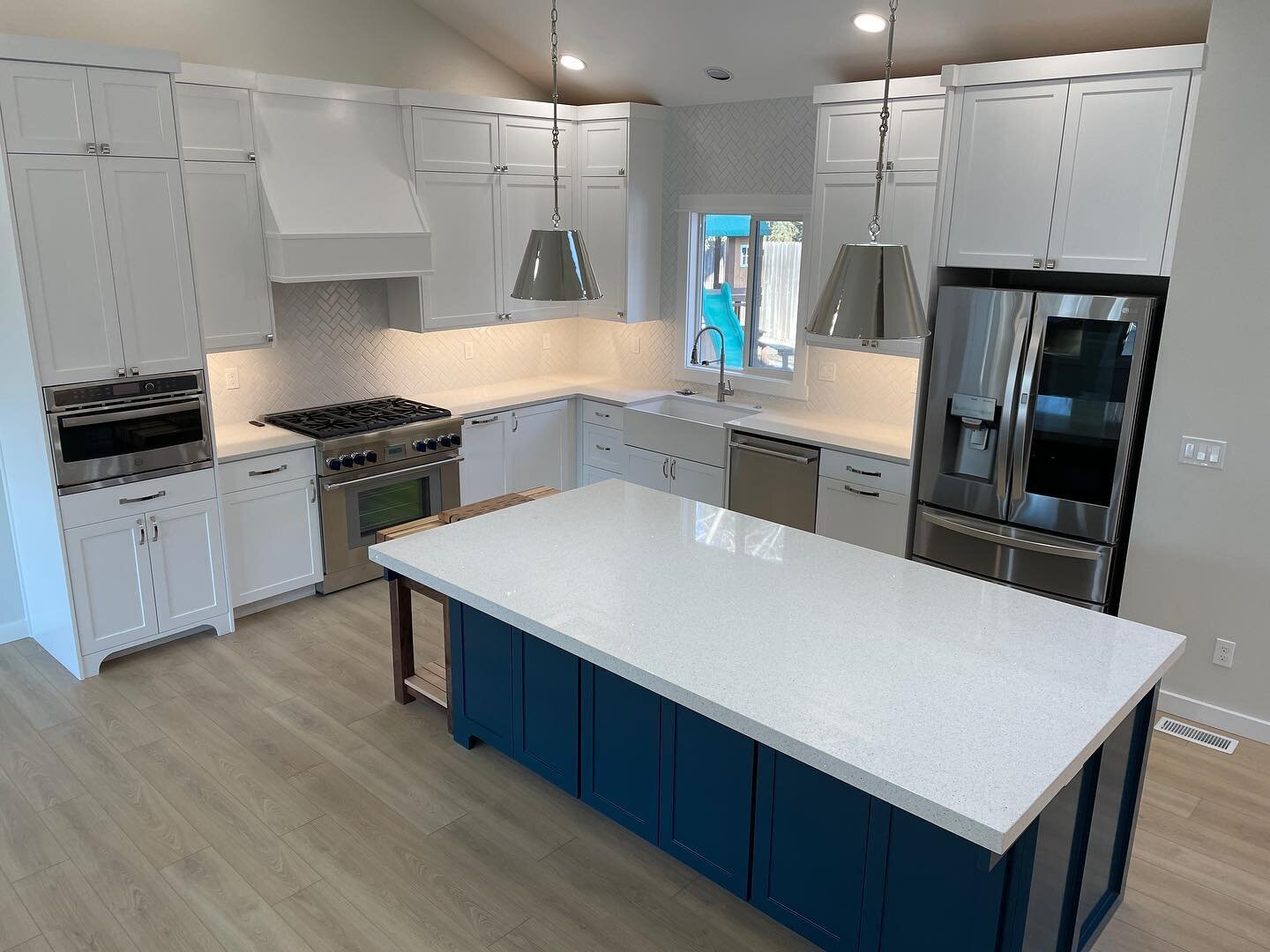 This before and after will blow your mind 🤯

This amazing family wanted to glow-up their family home and boy did that happen! We did a whole home interior remodel of their kitchen, 2 living spaces, laundry and bathrooms.

Keep an eye out for more up