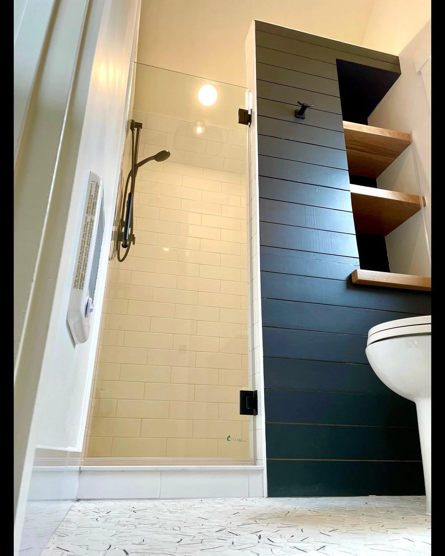 Loving the vibe of this shower.
Who else loves black accents? 🙌

#blackaccents #websterconstruction #shower #blackandwhite #smallshower #bathroom #remodel #walkinshower #boiseremodeler #idaho #local #custom