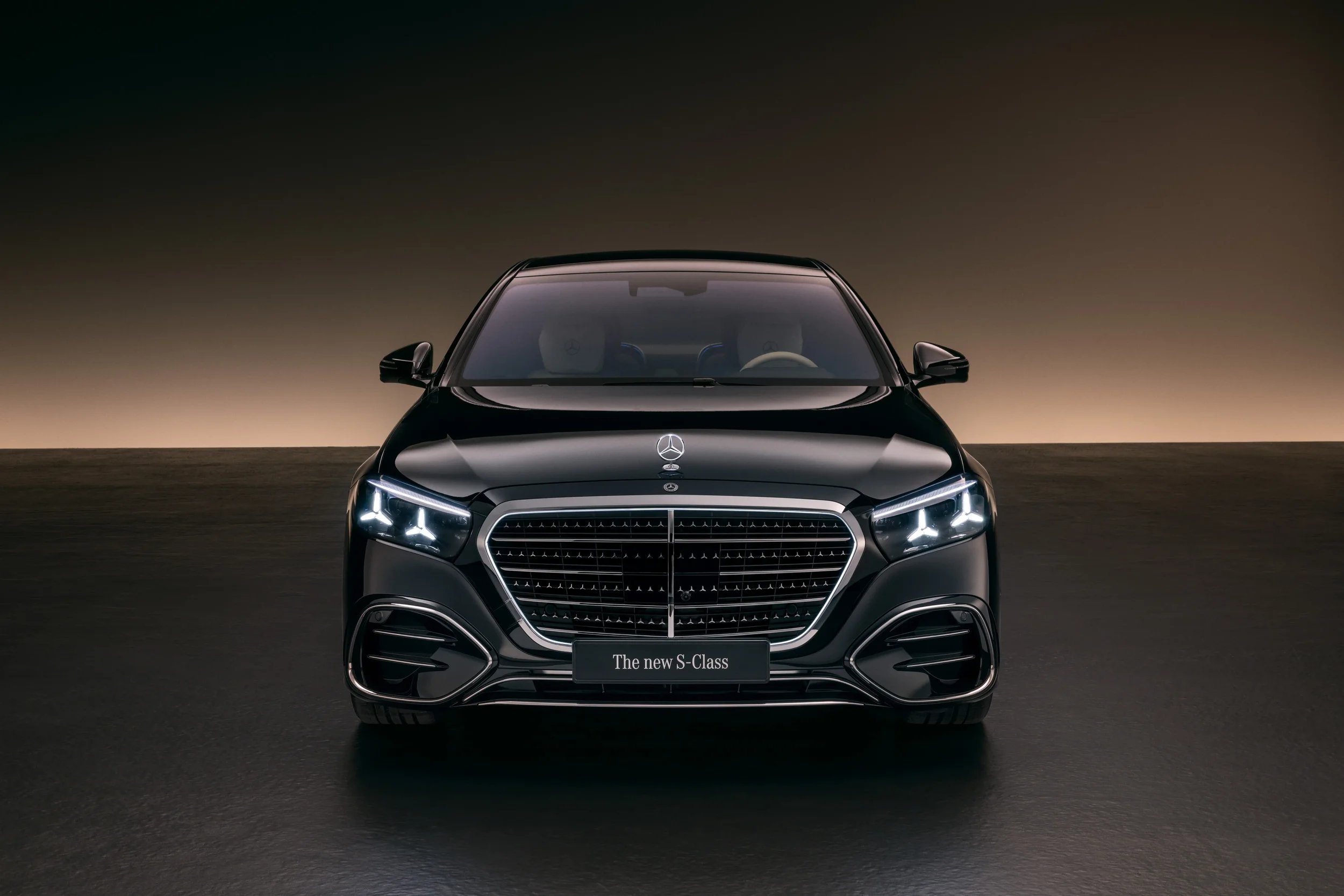 Nowy Mercedes-Benz Klasa S 2026 lifting przód podświetlany grill i reflektory Digital Light w salonie Garcarek