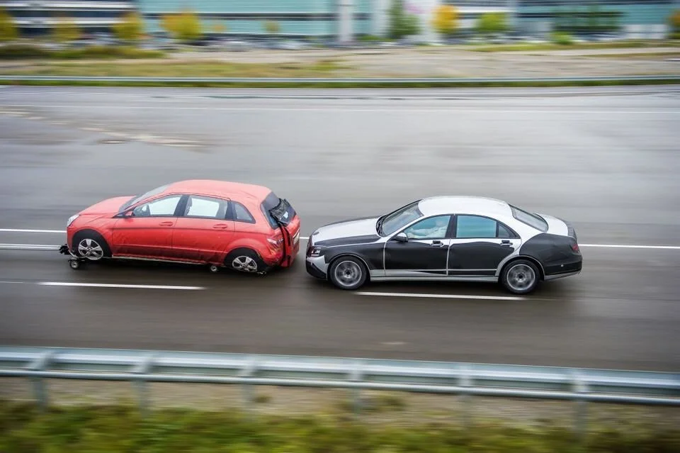 Wizualizacja działania systemu PRE-SAFE w trakcie testów na torze.