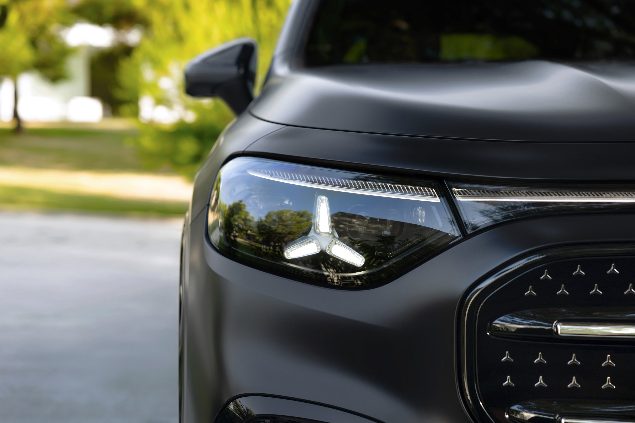  Charakterystyczny grill z motywem gwiazdy i nowoczesne reflektory LED to wizytówka generacji z technologią EQ. Design idzie w parze z aerodynamiką, co przekłada się na większy zasięg. 