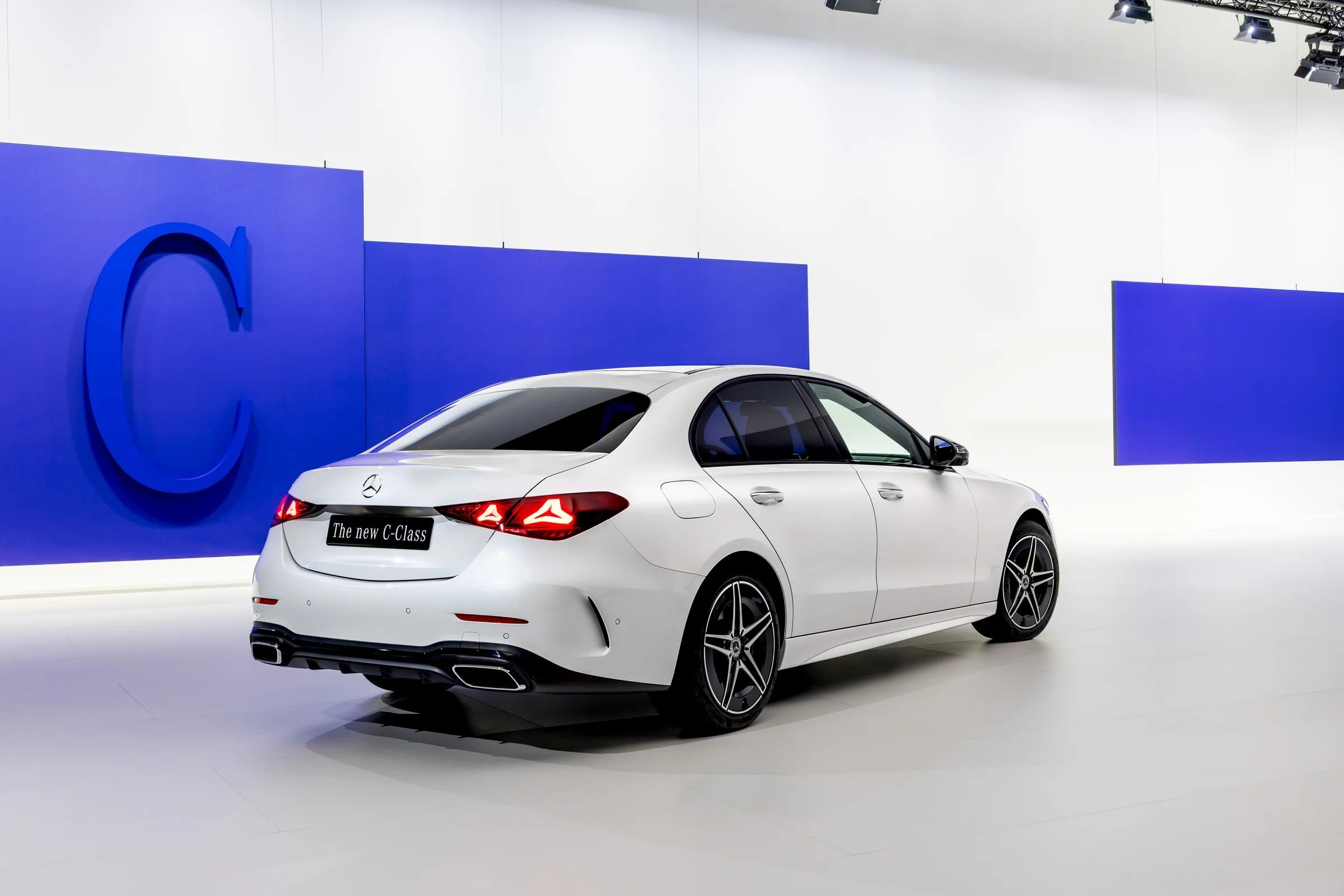 mercedes-benz-klasy-c-limuzyna-2026-widok-z-tylu-02.jpg