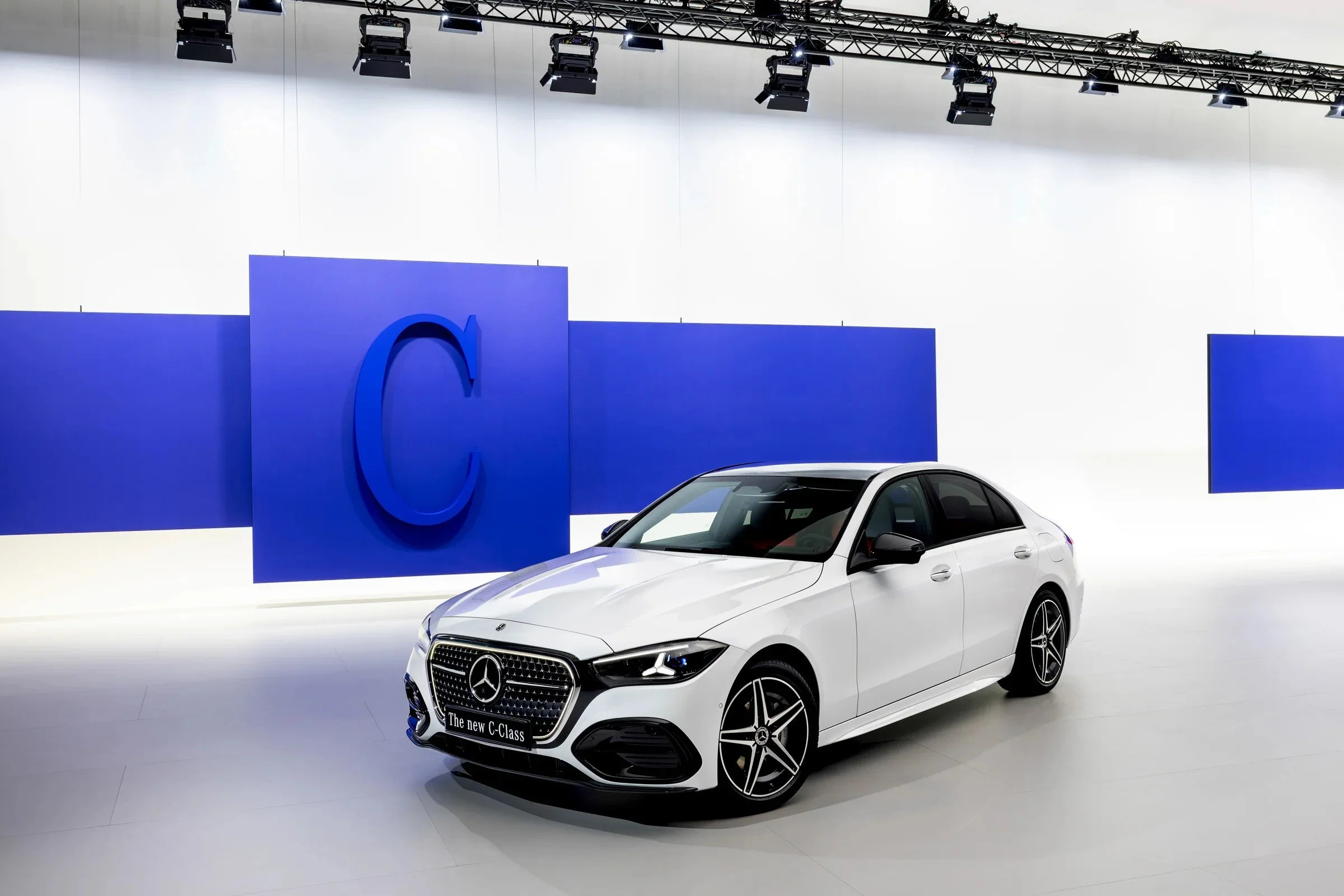 mercedes-benz-klasy-c-limuzyna-2026-widok-z-przodu-01.jpg