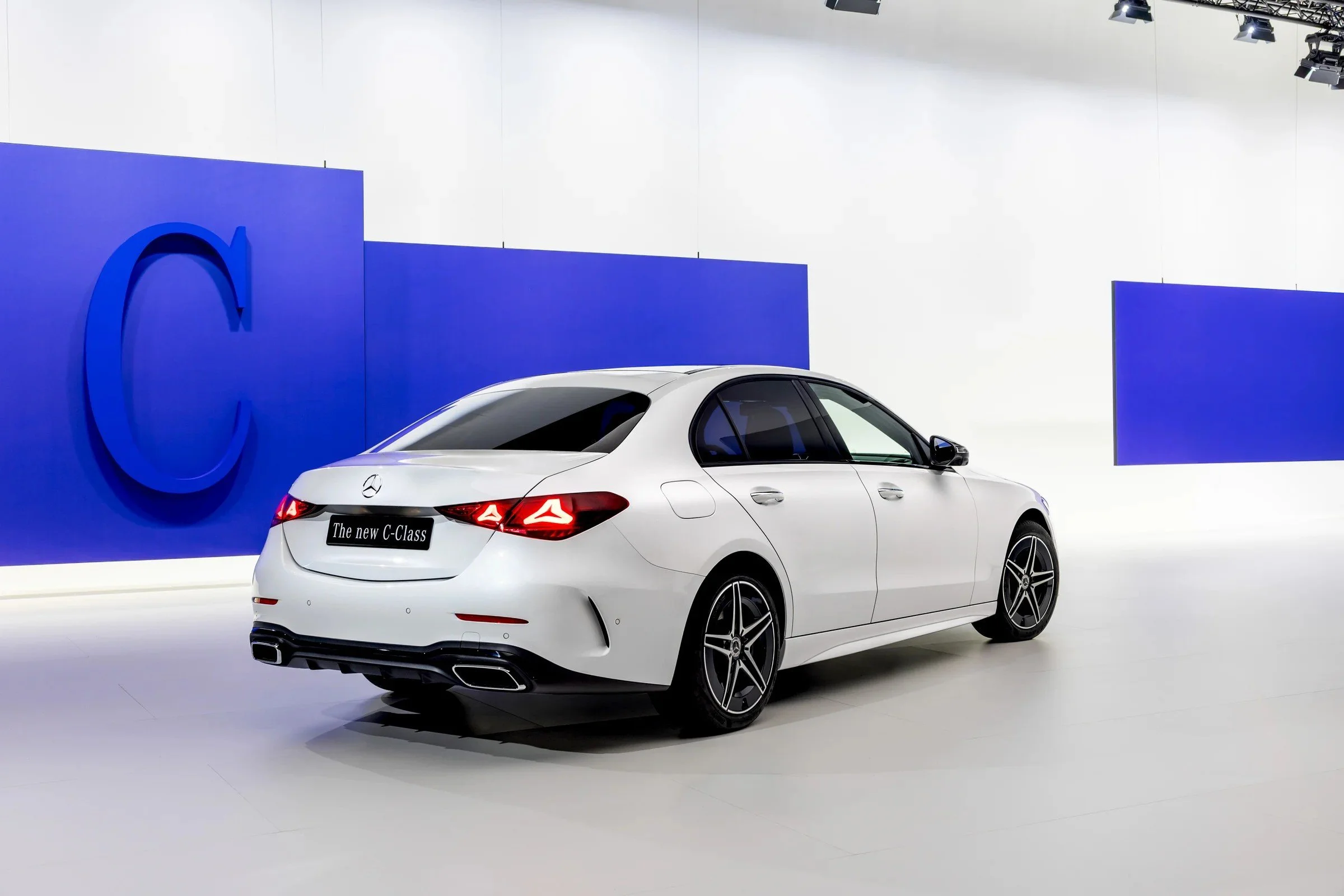 mercedes-benz-klasy-c-limuzyna-2026-widok-z-tylu-02.jpg