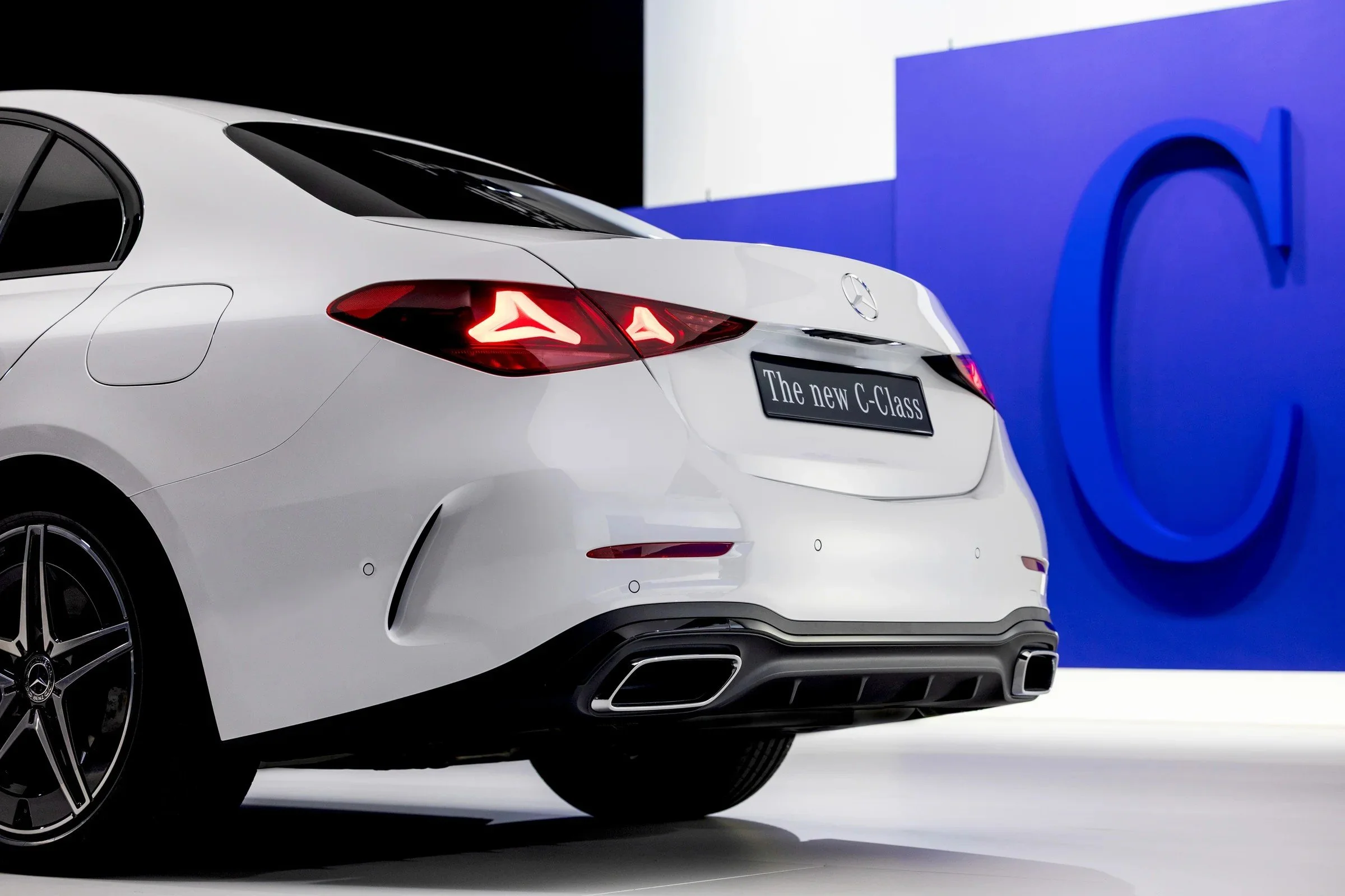 mercedes-benz-klasy-c-limuzyna-2026-widok-z-tylu-09.jpg