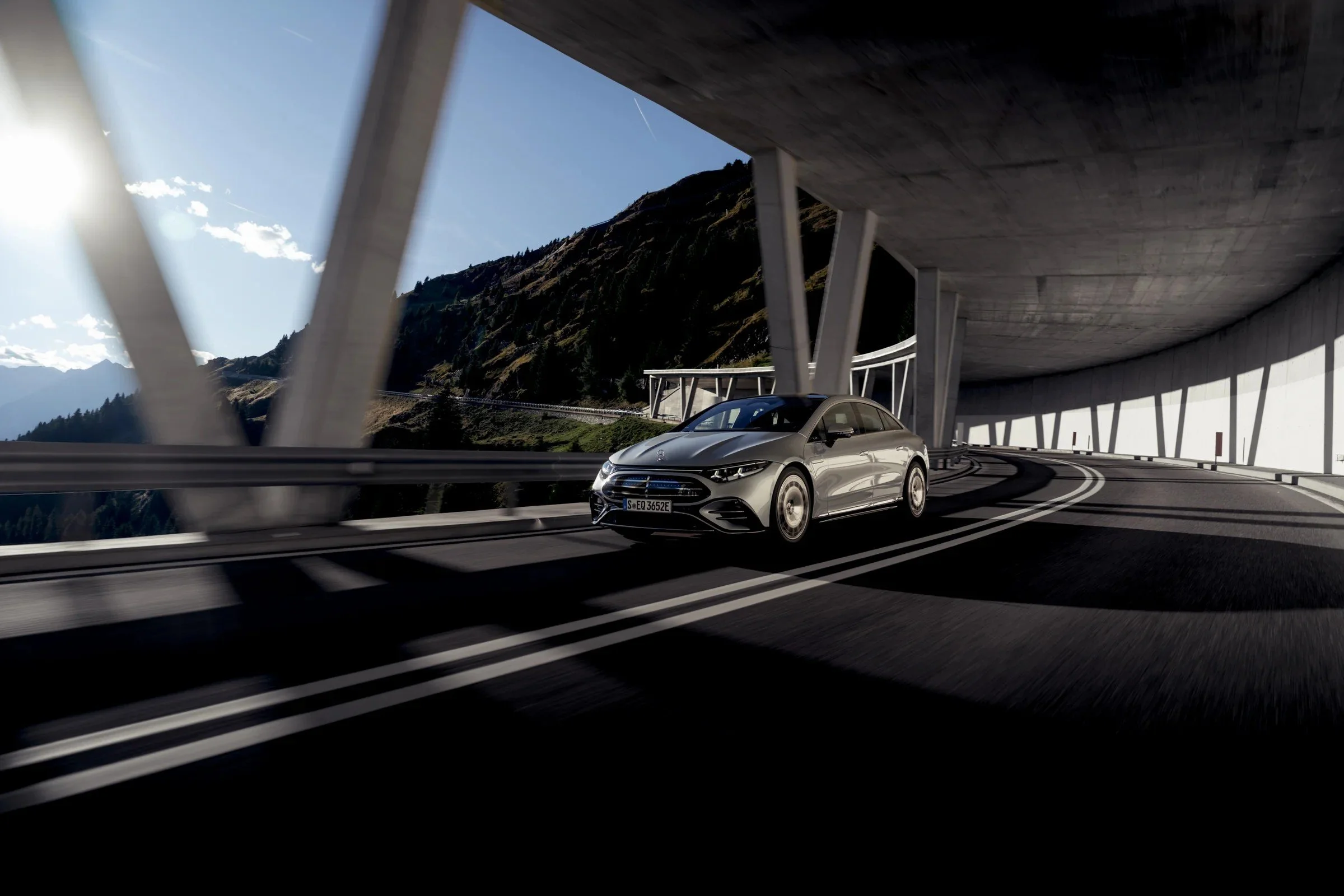 mercedes-benz-eqs-500-4matic-limuzyna-widok-z-przodu-04.jpg