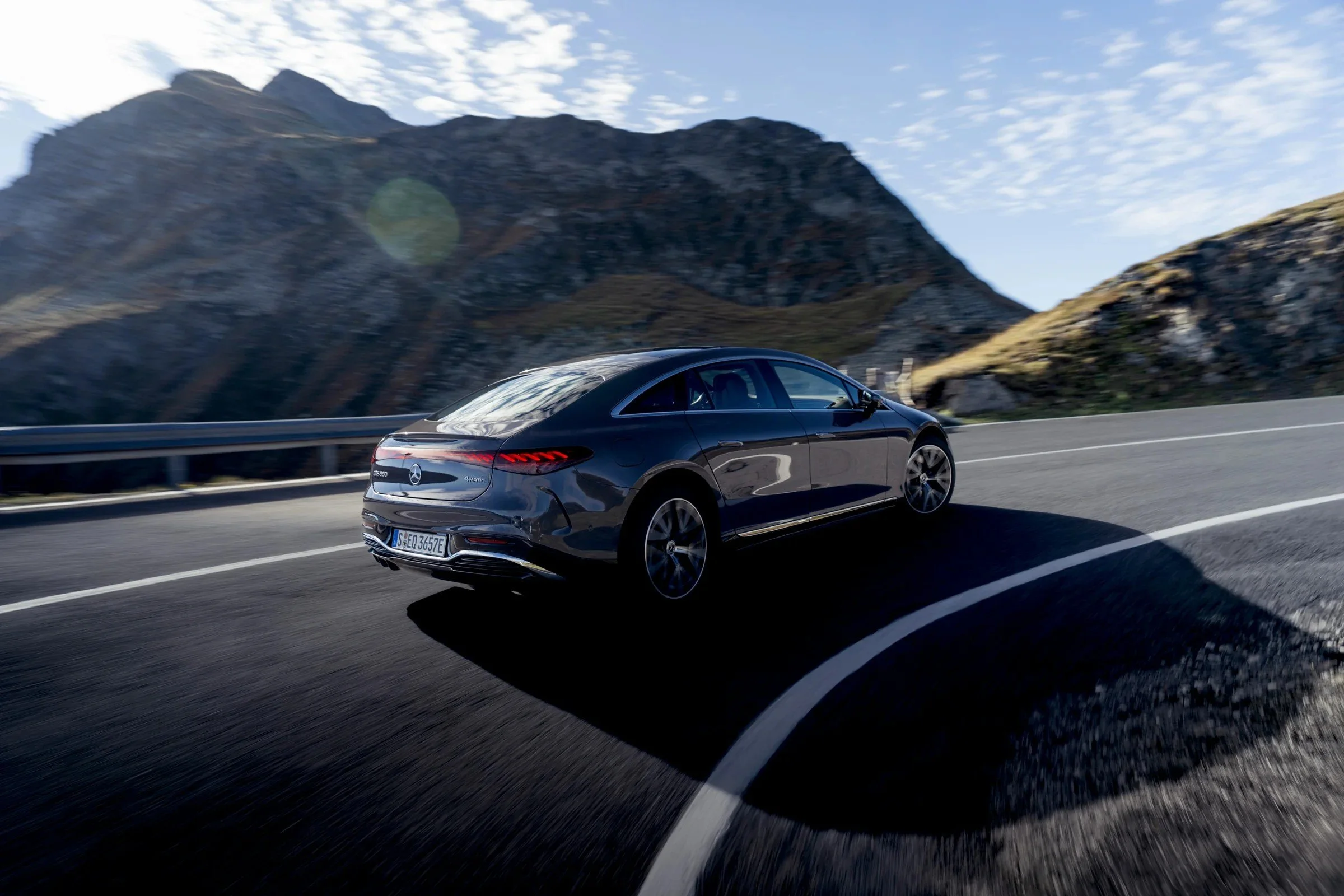 mercedes-benz-eqs-580-4matic-limuzyna-widok-z-tylu-06.jpg